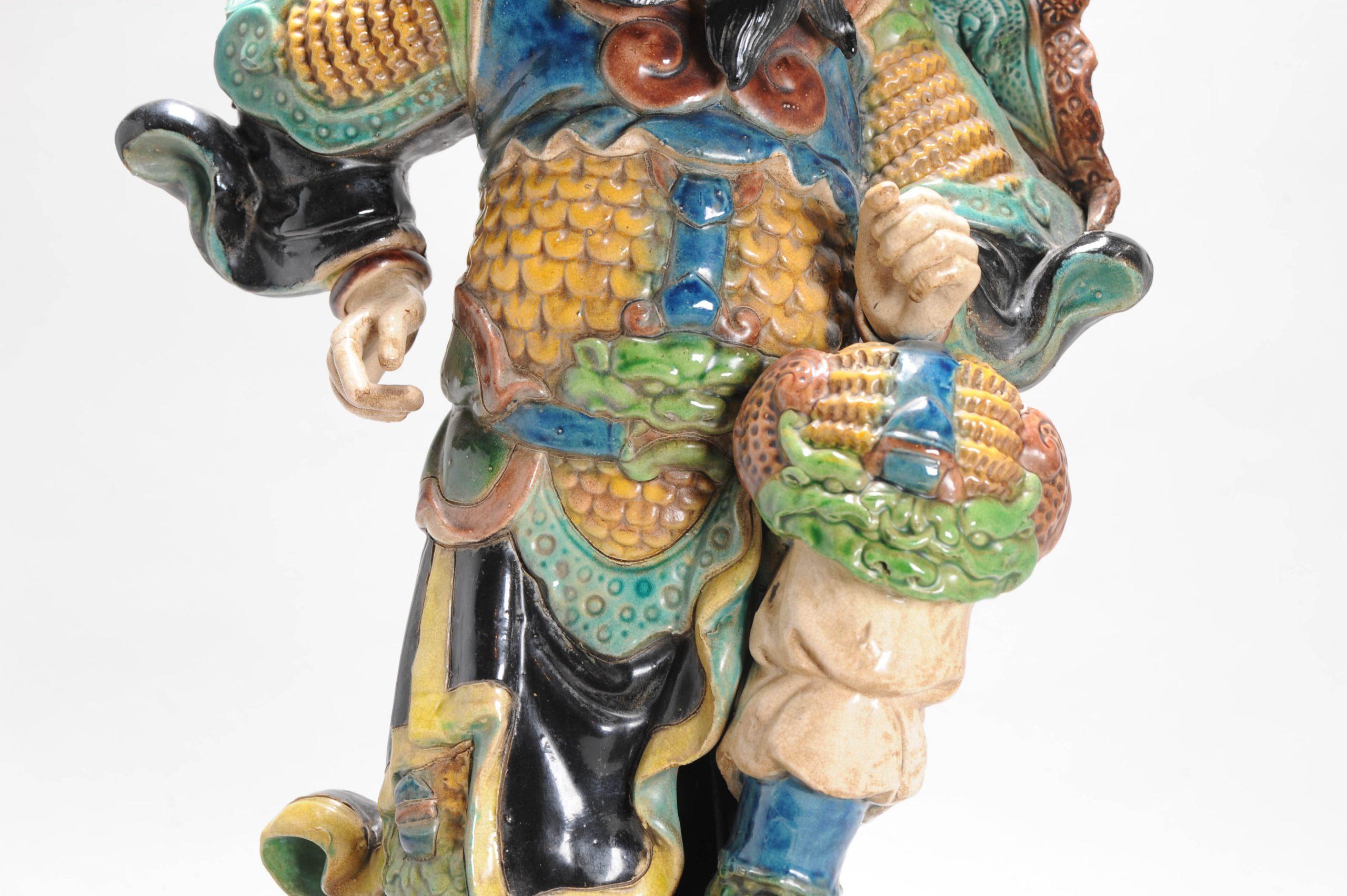 Teja china antigua de porcelana esmaltada de una figura guerrera, siglo XIX Chino en venta