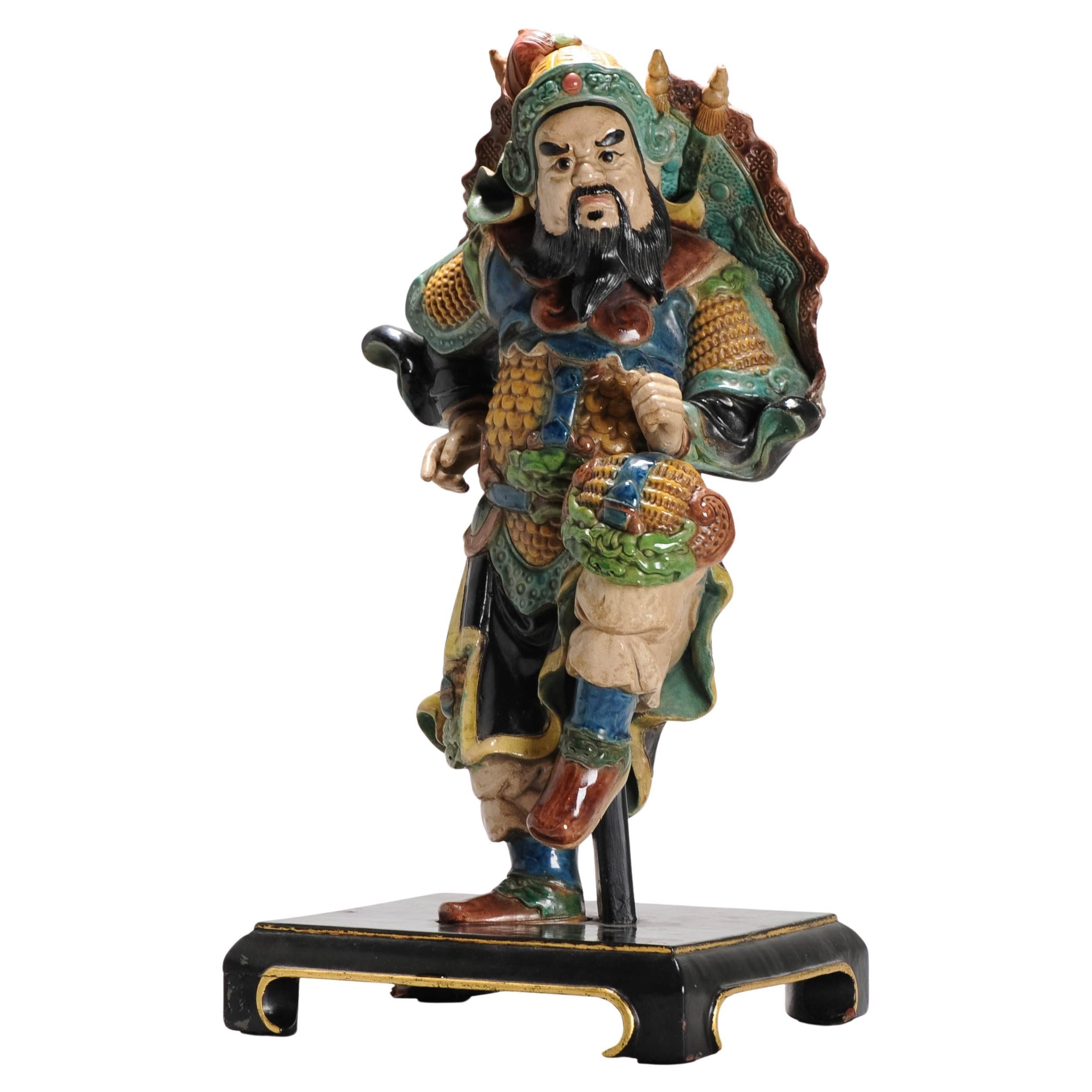 Teja china antigua de porcelana esmaltada de una figura guerrera, siglo XIX