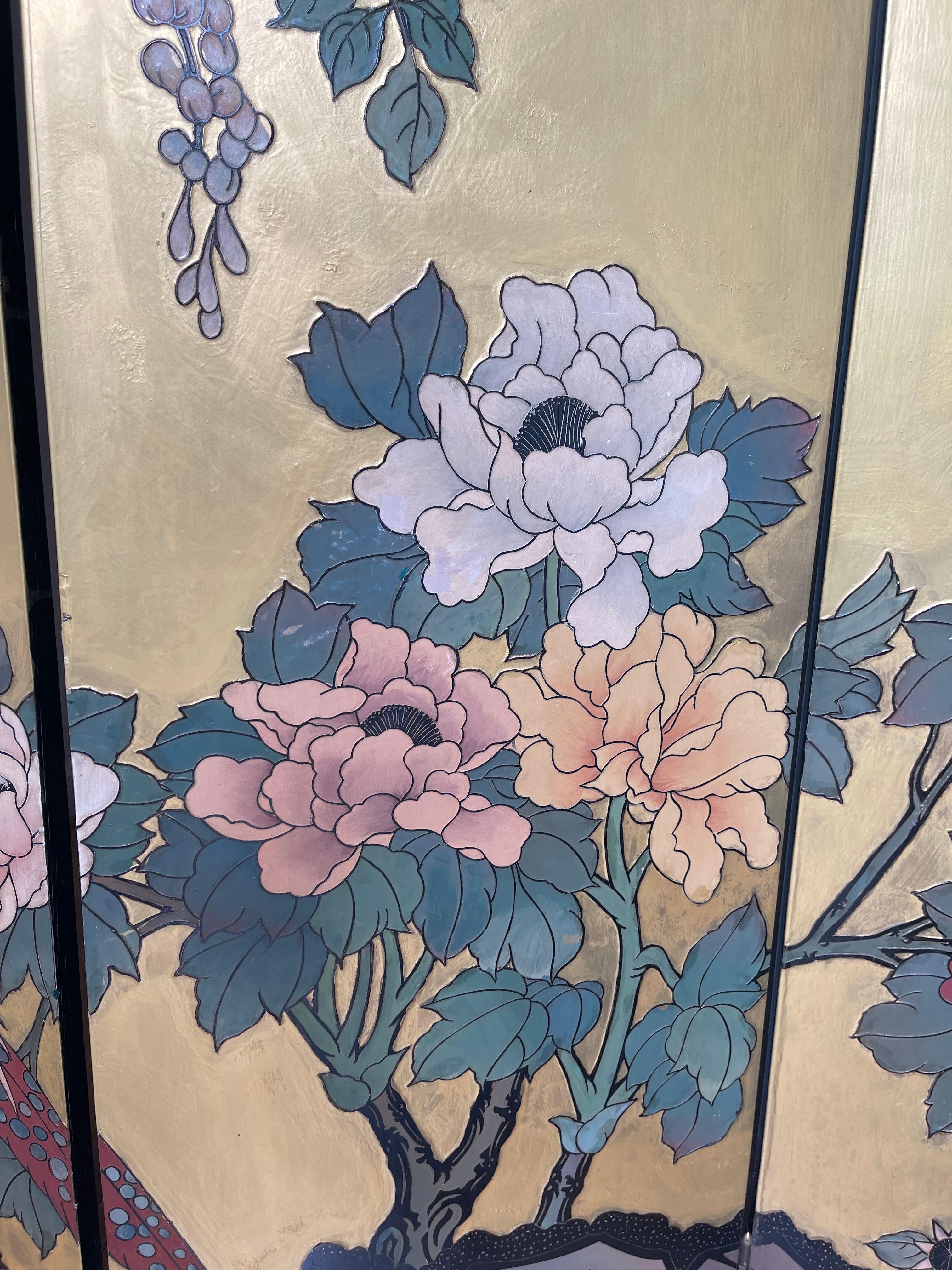 Legno Antico paravento cinese in oro con fenice per la prosperità in vendita