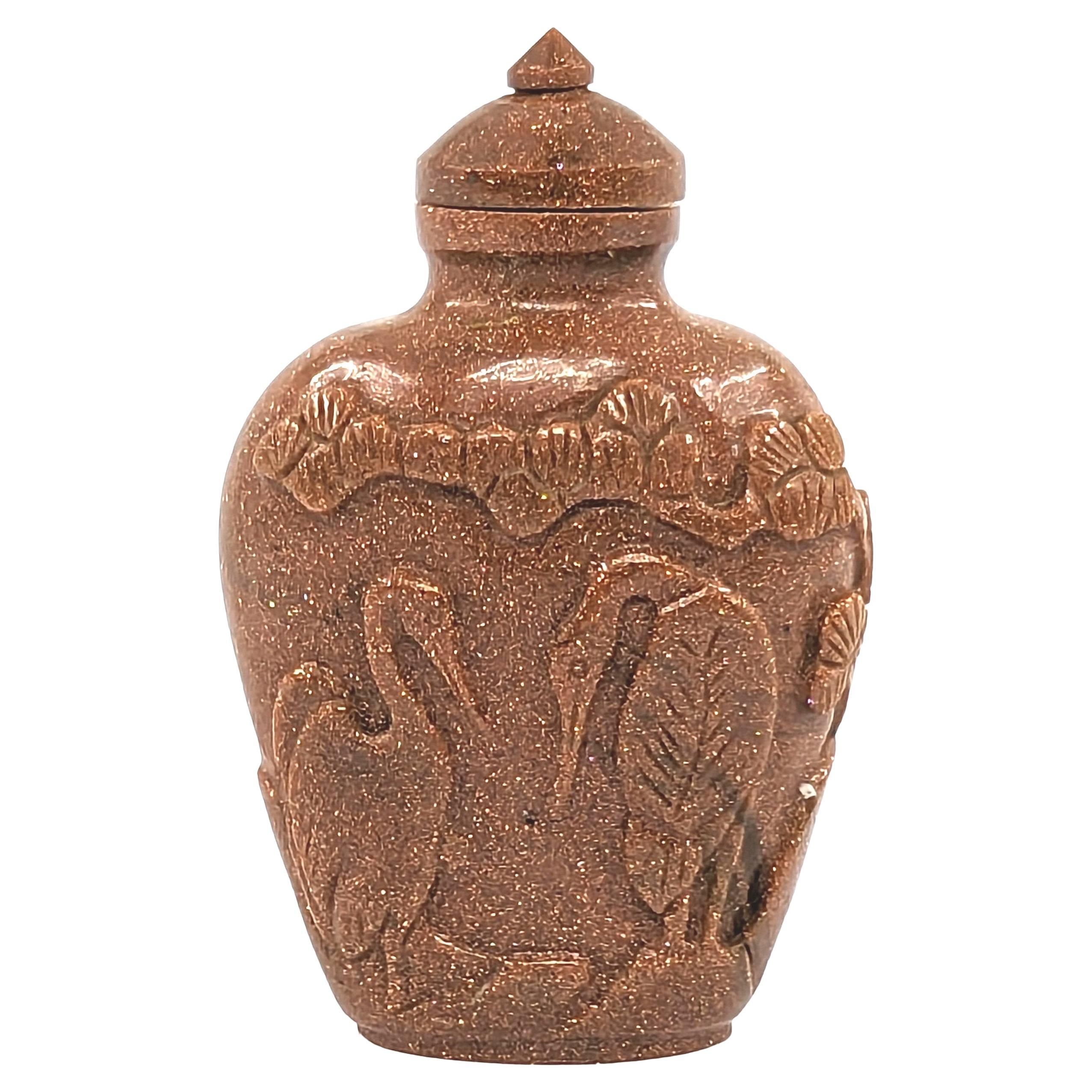 Entdecken Sie diese seltene und exquisite Schnupftabakflasche aus schimmerndem Goldstein aus der Zeit der Republik China (1910-1940), die die raffinierte Handwerkskunst dieser Epoche repräsentiert. Der aus dem unverwechselbaren Goldstein gefertigte