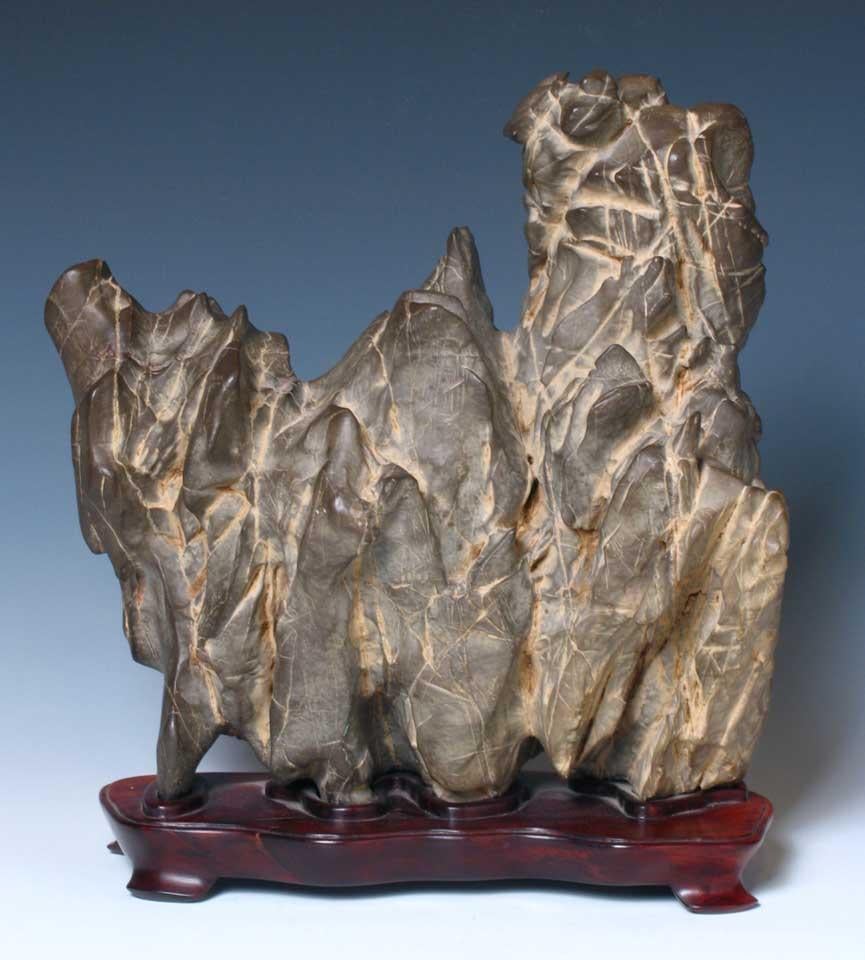 Chinesischer Gongshi (Gelehrtenfelsen), ein gefundener und möglicherweise vergrößerter bronzefarbener grüner Lingbi-Stein, Kalkstein mit Kalzitablagerungen mit Anhaftungen von orangefarbenem Stein in den Spalten, mit Furchen, Falten und Spitzen, die