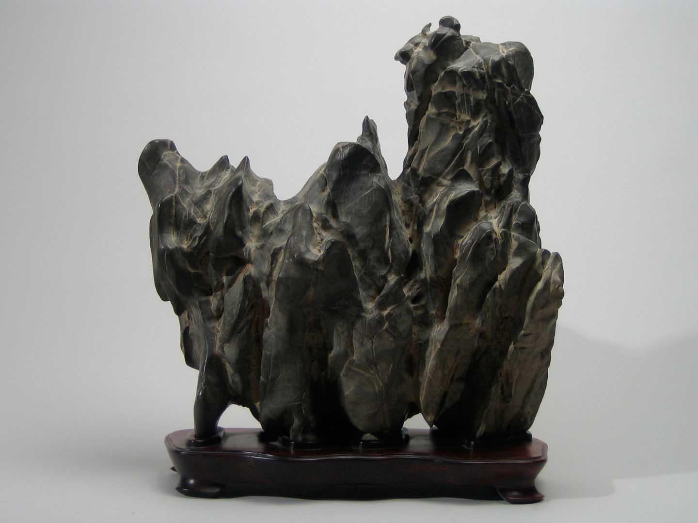 Antiguo Gongshi chino (Roca del Erudito) Tallado a mano