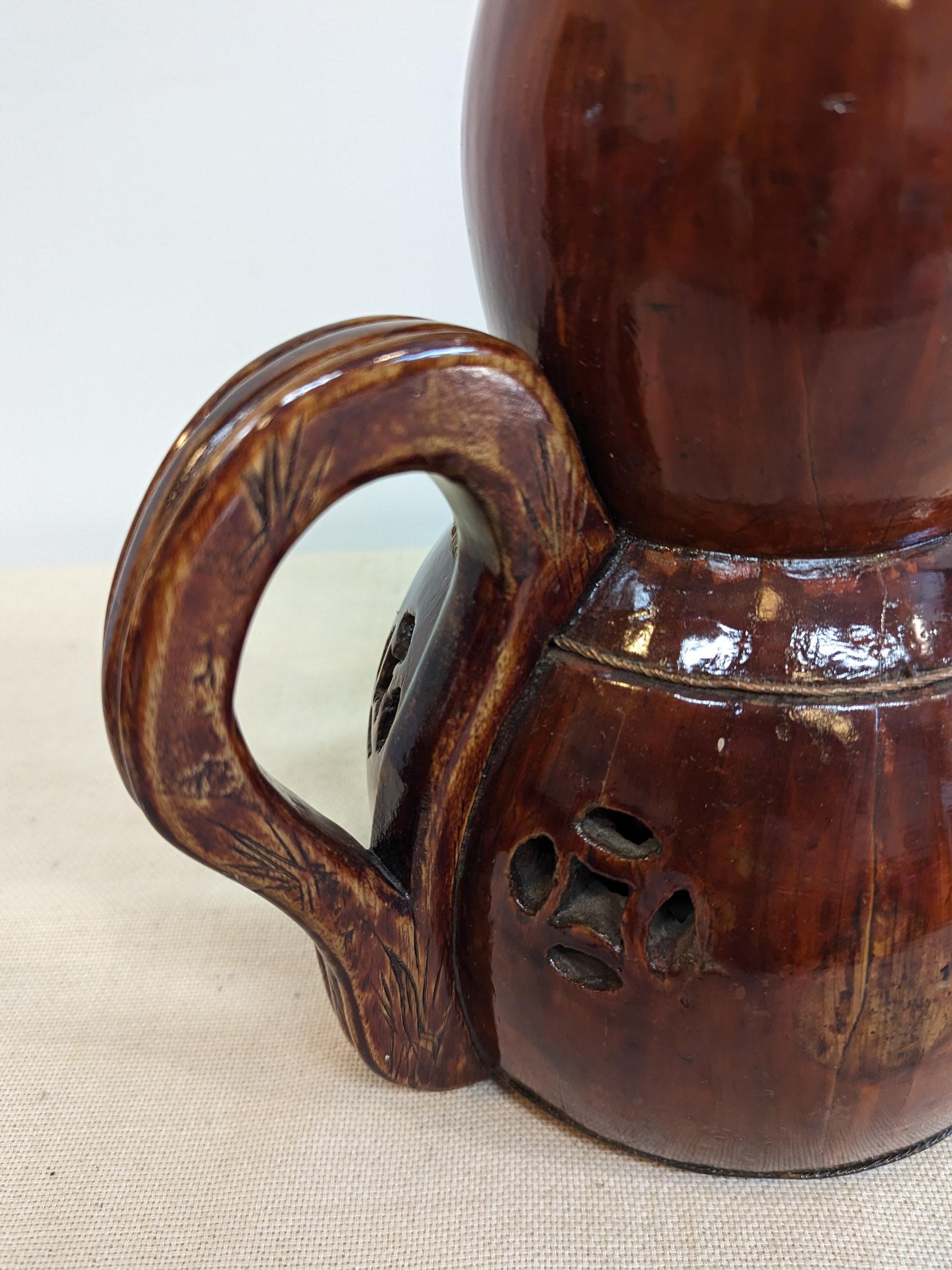 Antike Magic Chinese Gourd Holzflasche.  Eine doppelte, kürbisförmige Holzflasche, die Magie und Medizin für die Unsterblichen enthalten soll.  Die geschnitzten Holzteile werden mit Kupferdraht zusammengehalten, der fest um die Mitte und den Boden