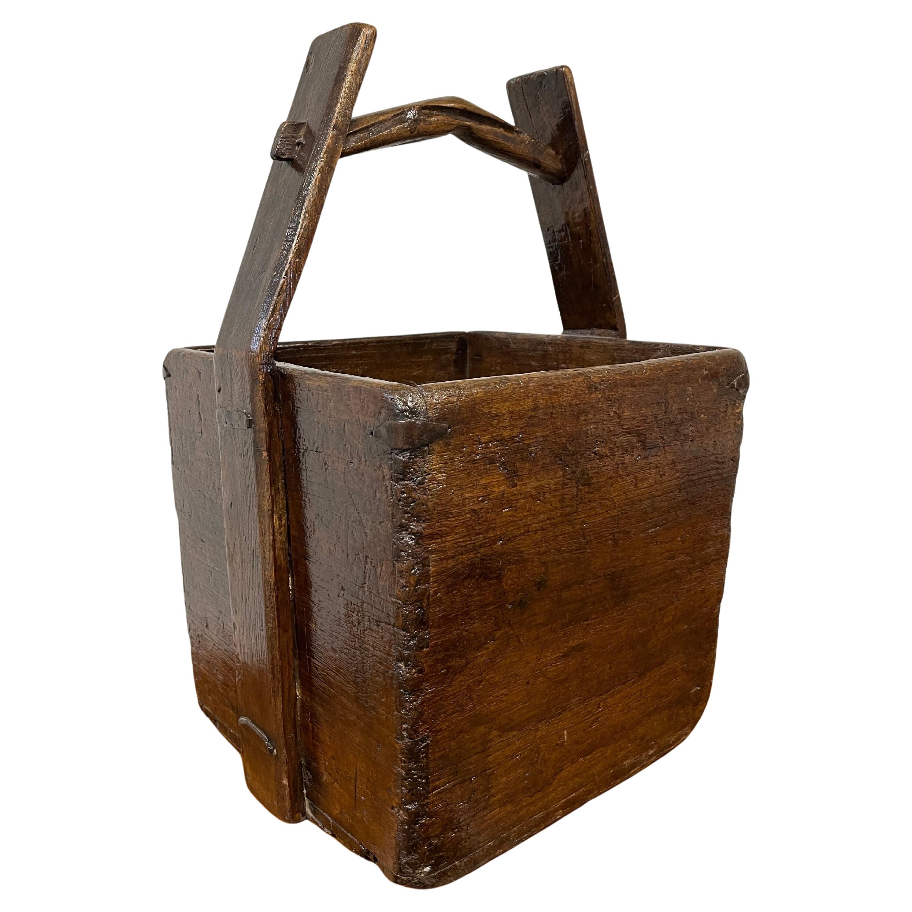 Antiguo cubo de grano chino con asa