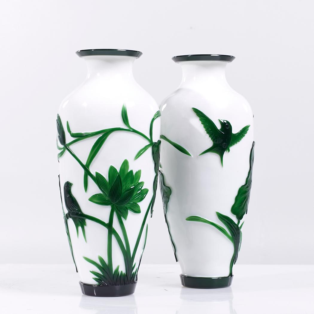 Antike chinesische grüne und weiße Peking-Glasvase aus Peking-Glas - Paar

Jede Vase misst: 5,75 breit x 5,75 tief x 11,75 Zoll hoch

Wir machen unsere Fotos in einem Studio mit kontrollierter Beleuchtung, um so viele Details wie möglich zu zeigen.