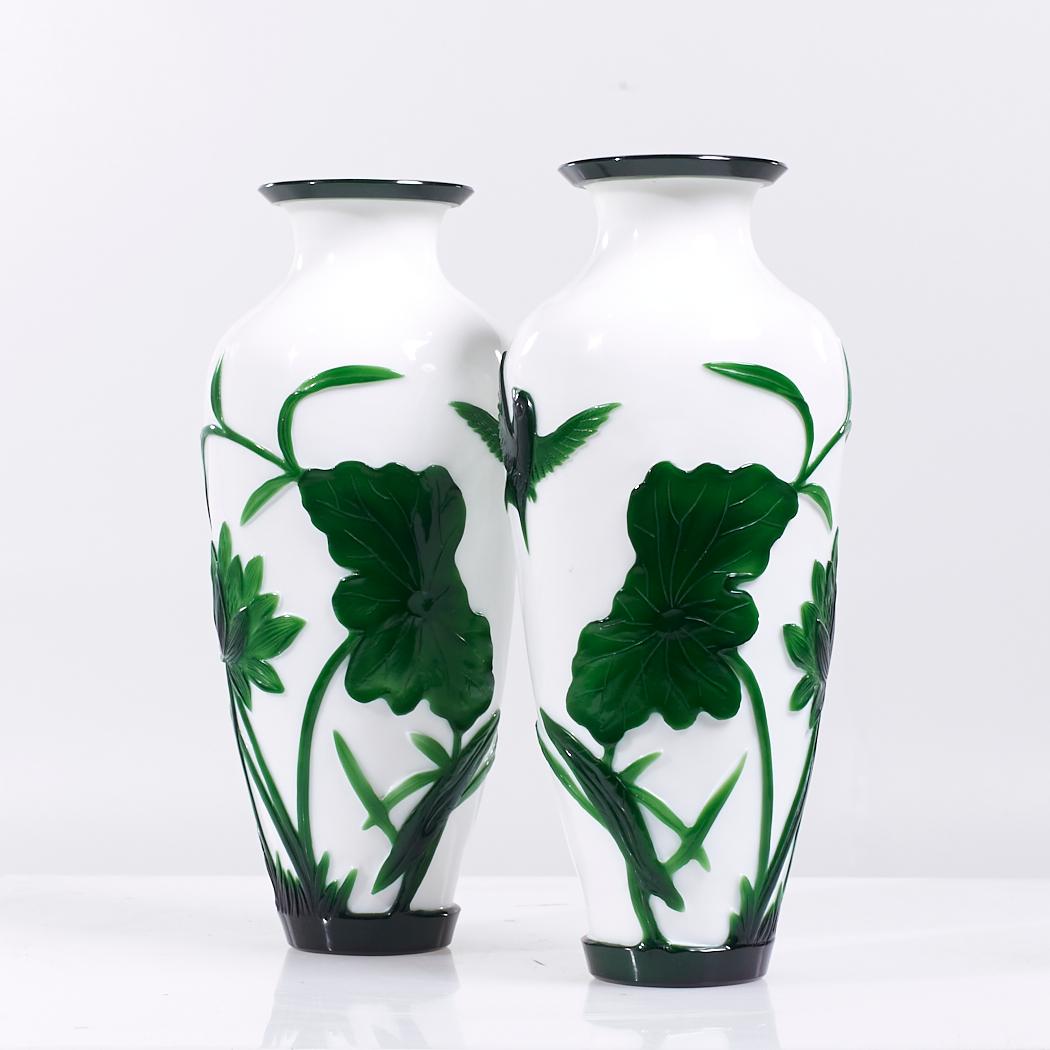 Antike chinesische grüne und weiße Peking-Glasvase aus Peking-Glas - Paar (Moderne) im Angebot