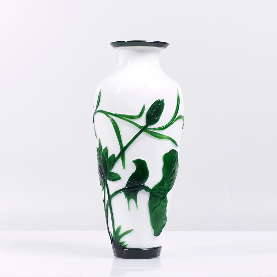 Antike chinesische grüne und weiße Peking-Glasvase aus Peking-Glas - Paar im Angebot 1