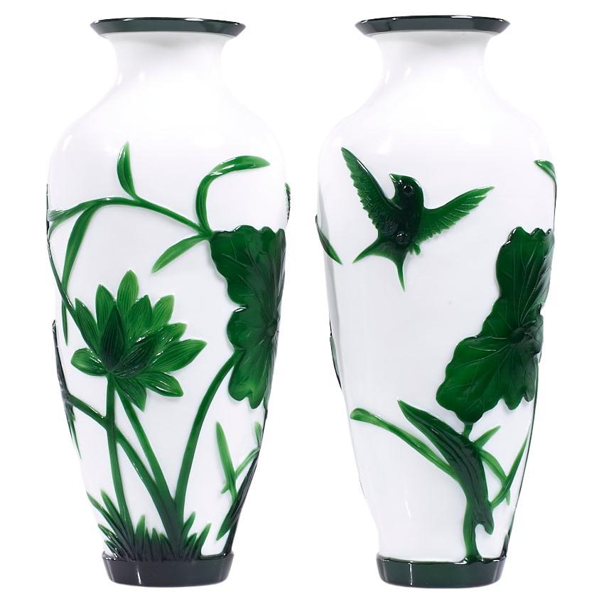 Antike chinesische grüne und weiße Peking-Glasvase aus Peking-Glas - Paar im Angebot