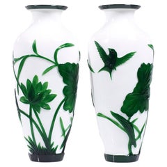 Paire de vases chinois anciens en verre de Pékin vert et blanc