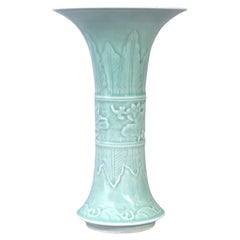 Antiguo jarrón chino Qing de porcelana verde celadón decorado en relieve en forma de Gu 1850