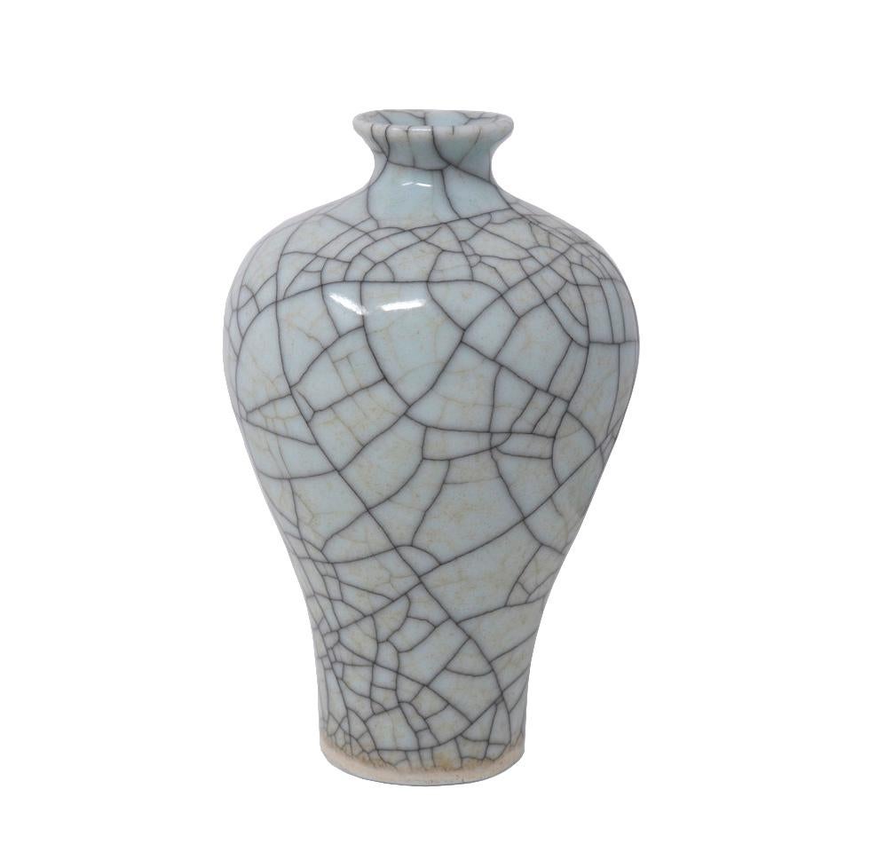 Antique style Guan chinois Meiping, 19e siècle. Un petit vase en porcelaine bien potassé avec une épaule large, une taille étroite, un col court et étroit et une lèvre évasée. La base émaillée est fraisée et le rebord du pied laisse apparaître le
