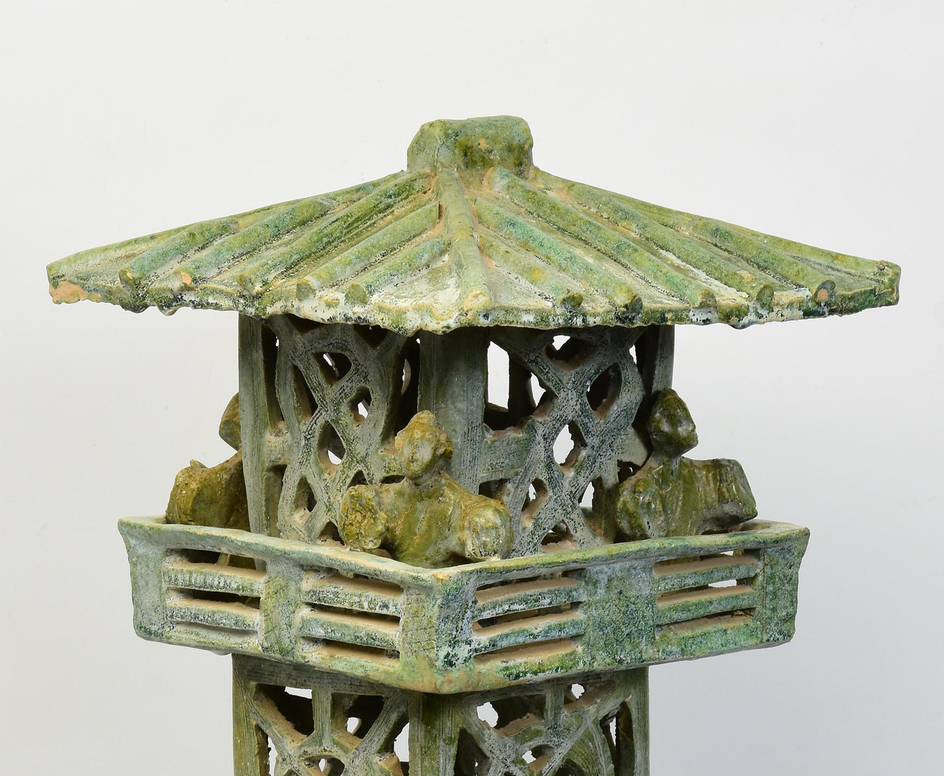 Tour de guet antique en poterie chinoise émaillée verte avec test TL d'Oxford.

La glaçure au plomb et au cuivre est le principal colorant utilisé pendant la période Han pour produire une glaçure verte. La vaisselle verte est devenue populaire