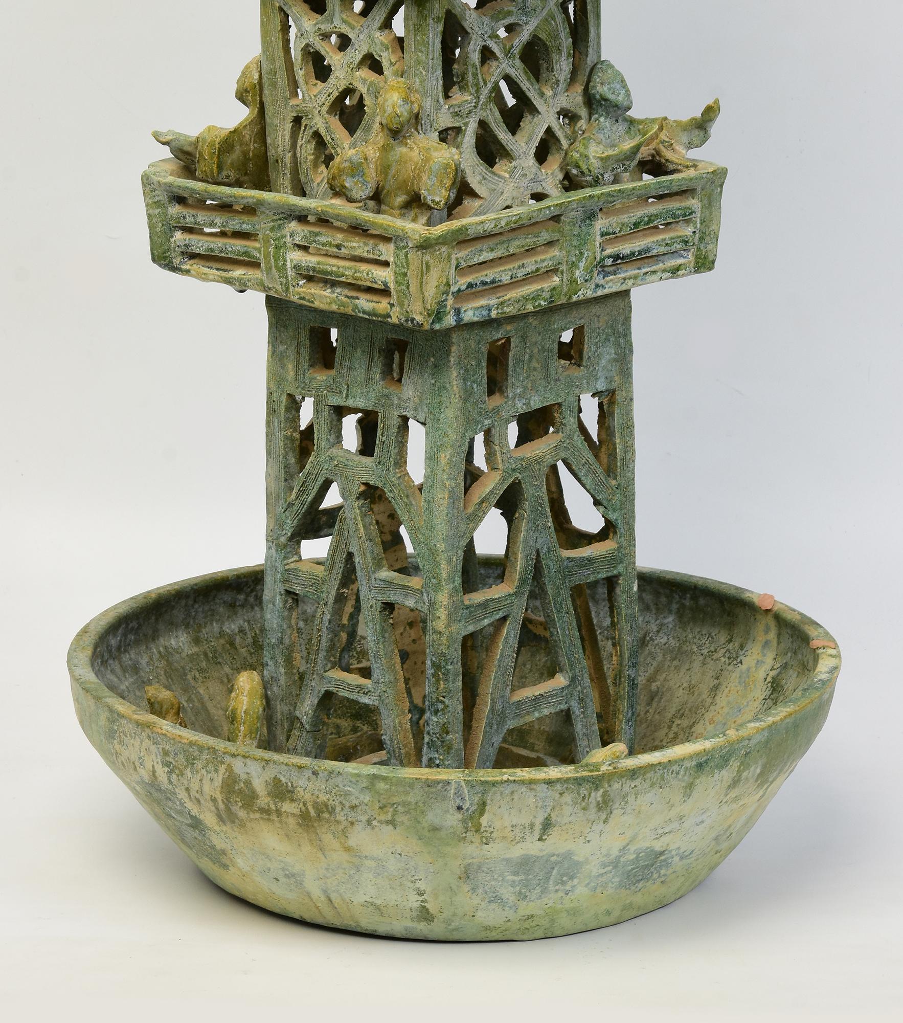 Sculpté à la main Tour de montre antique en poterie émaillée verte de la dynastie chinoise des Han avec Oxford TL Test en vente