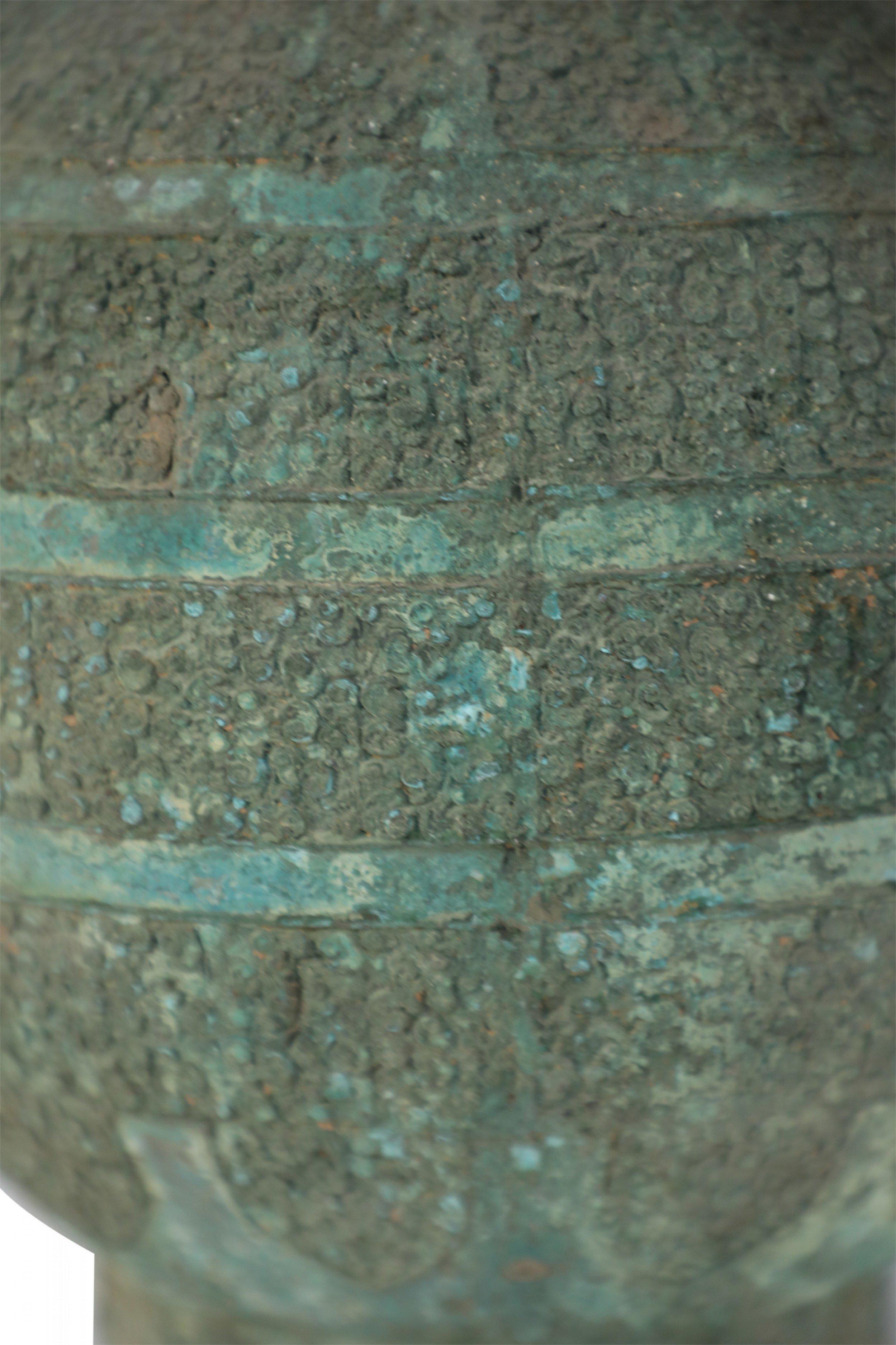 Antico vaso da vino rituale cinese in stile dinastia Han con coperchio in bronzo in vendita 3