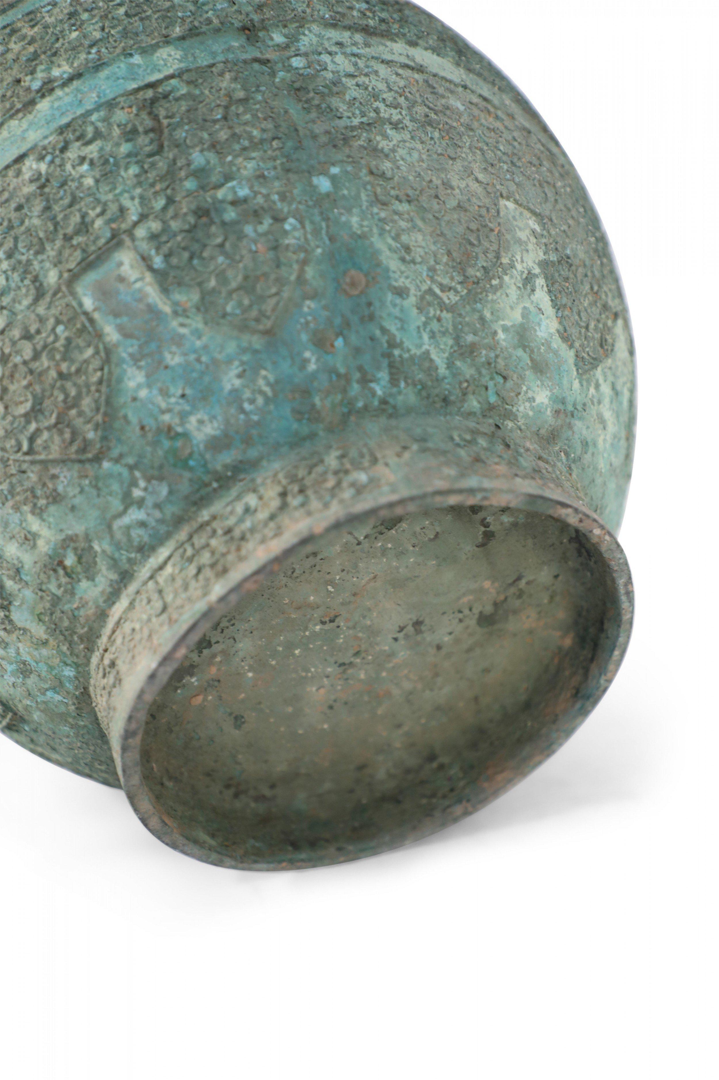 Antico vaso da vino rituale cinese in stile dinastia Han con coperchio in bronzo in vendita 10