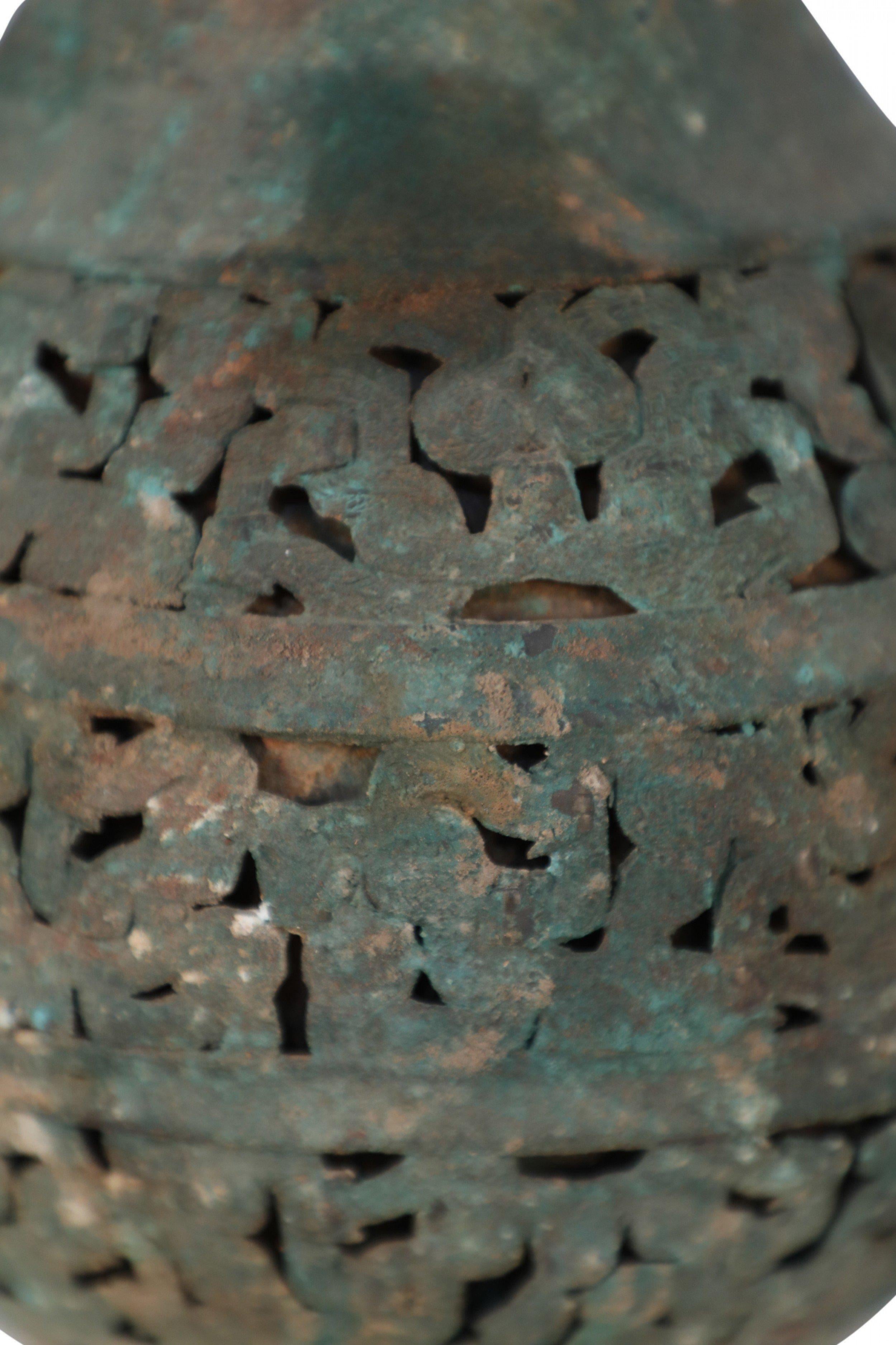 Antica urna traforata in bronzo patinato in stile dinastia Han cinese in vendita 3