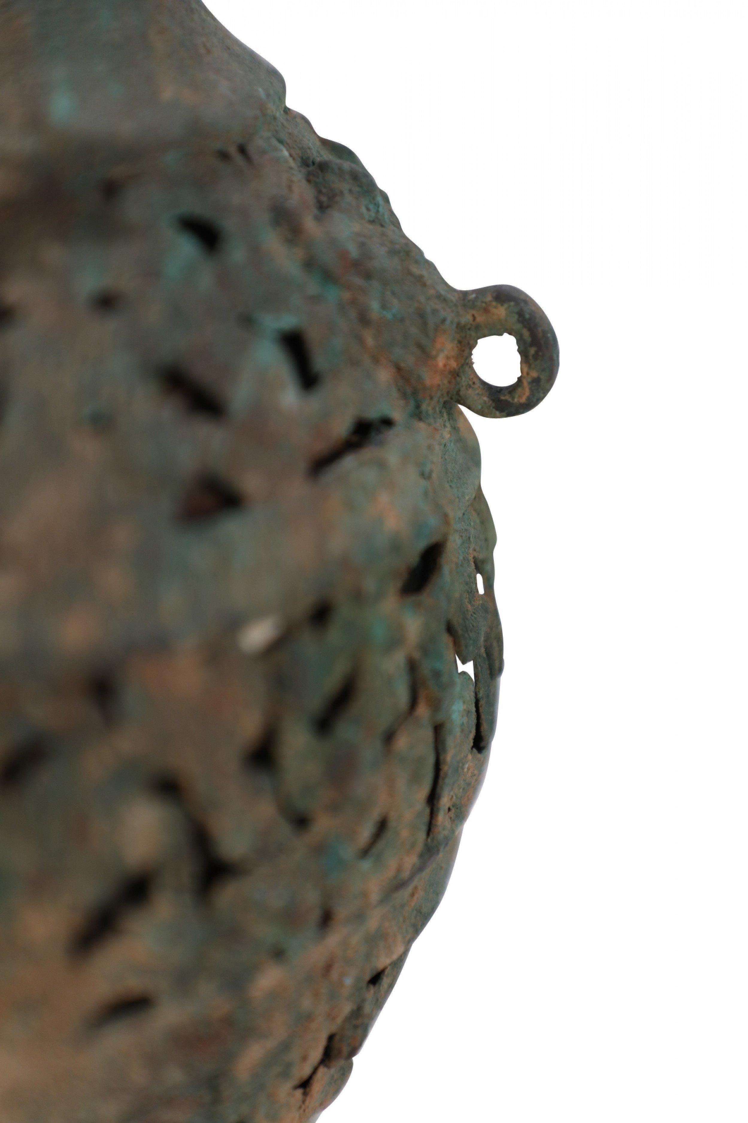 Antica urna traforata in bronzo patinato in stile dinastia Han cinese in vendita 6