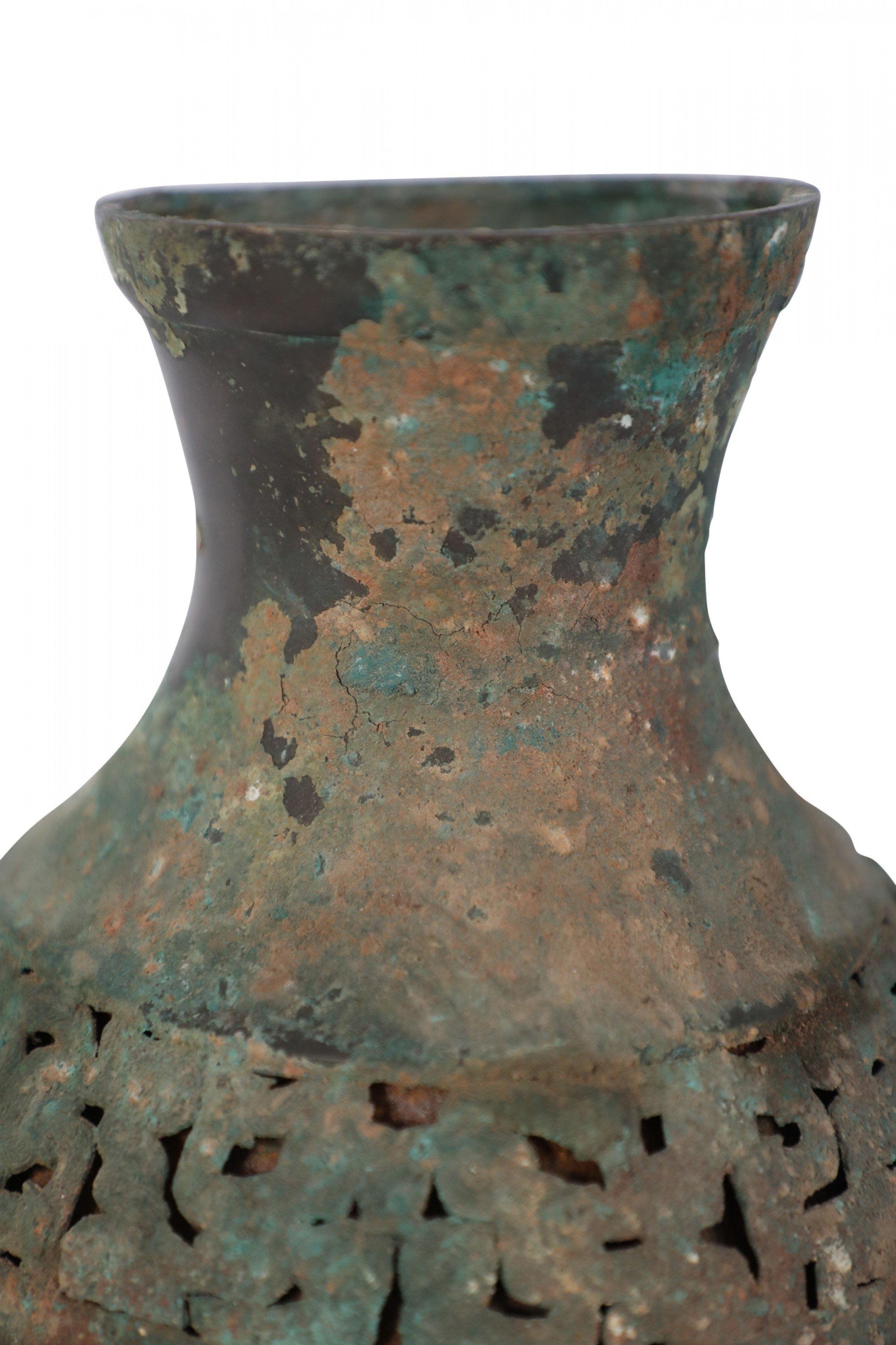Antica urna traforata in bronzo patinato in stile dinastia Han cinese in vendita 8