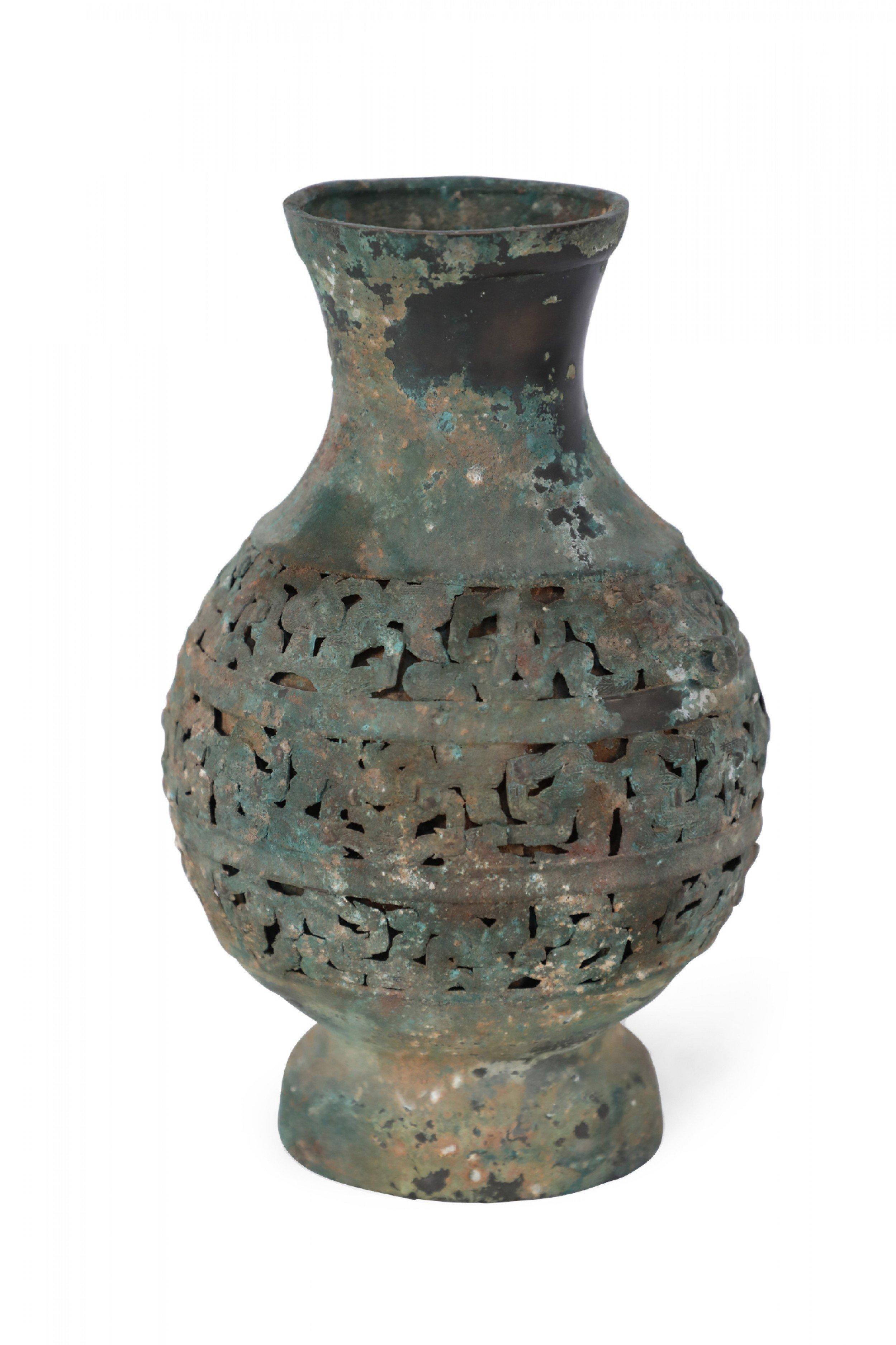 Antica copia in stile Dinastia Han cinese di un'urna in bronzo con patina verde e nera, decorata con lati forati che formano motivi che avvolgono la forma e con una piccola maniglia su ciascun lato.