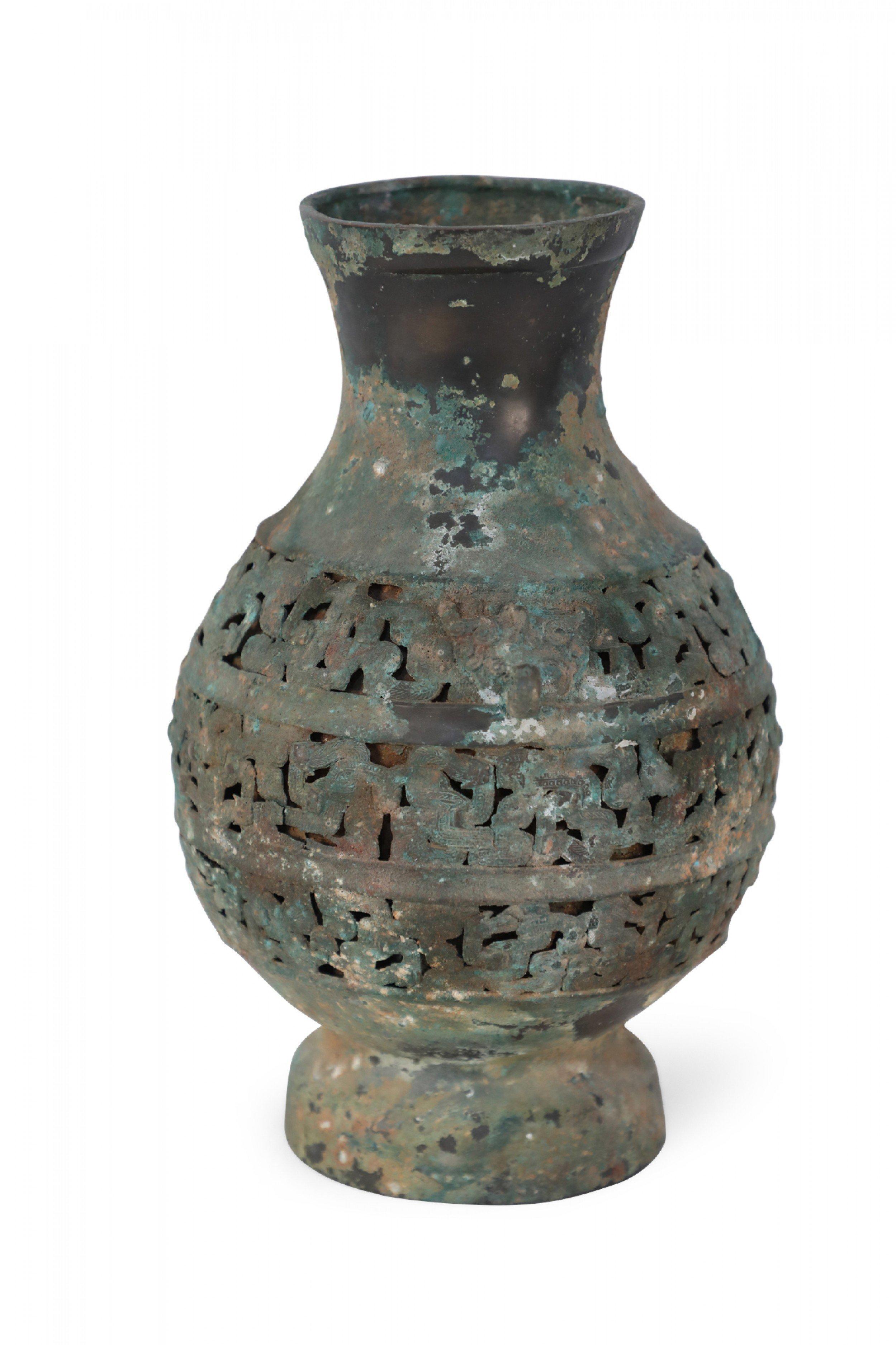 Ming Antica urna traforata in bronzo patinato in stile dinastia Han cinese in vendita