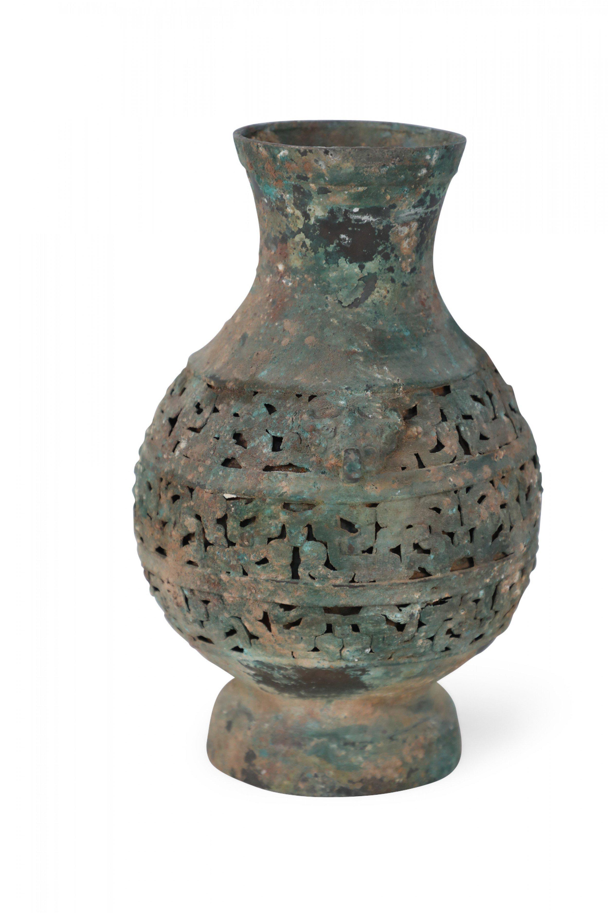 XX secolo Antica urna traforata in bronzo patinato in stile dinastia Han cinese in vendita