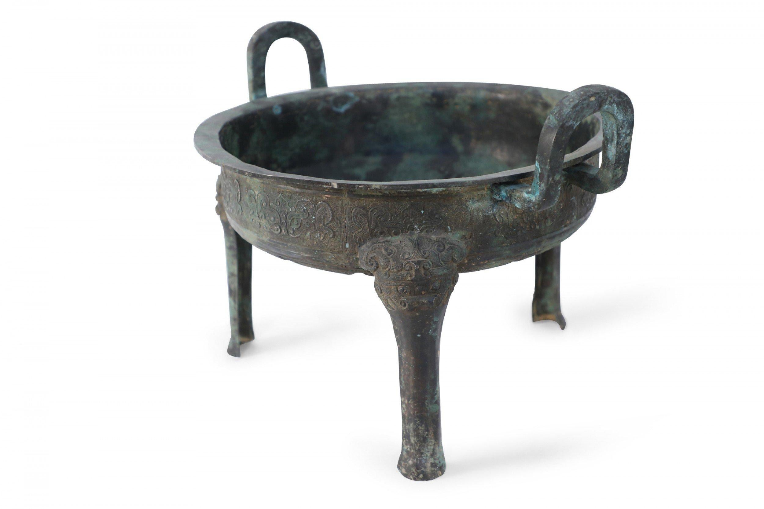 Antique Chinese Han Dynasty-Style Patinated Bronze Pot In Good Condition In New York, NY