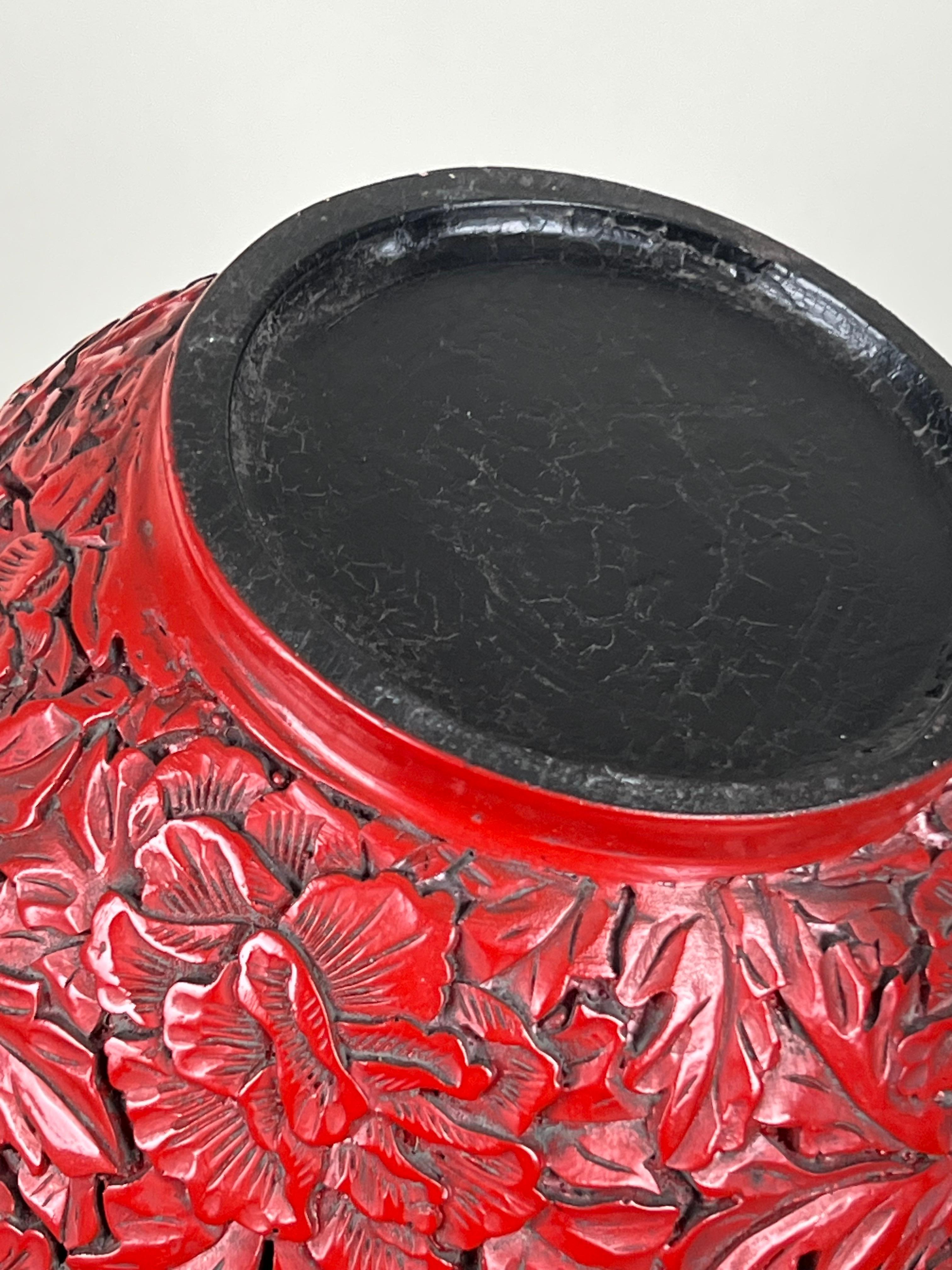 Chinois Ancienne jarre chinoise à couvercle laqué en cinabre, sculptée à la main, probablement Qianlong en vente