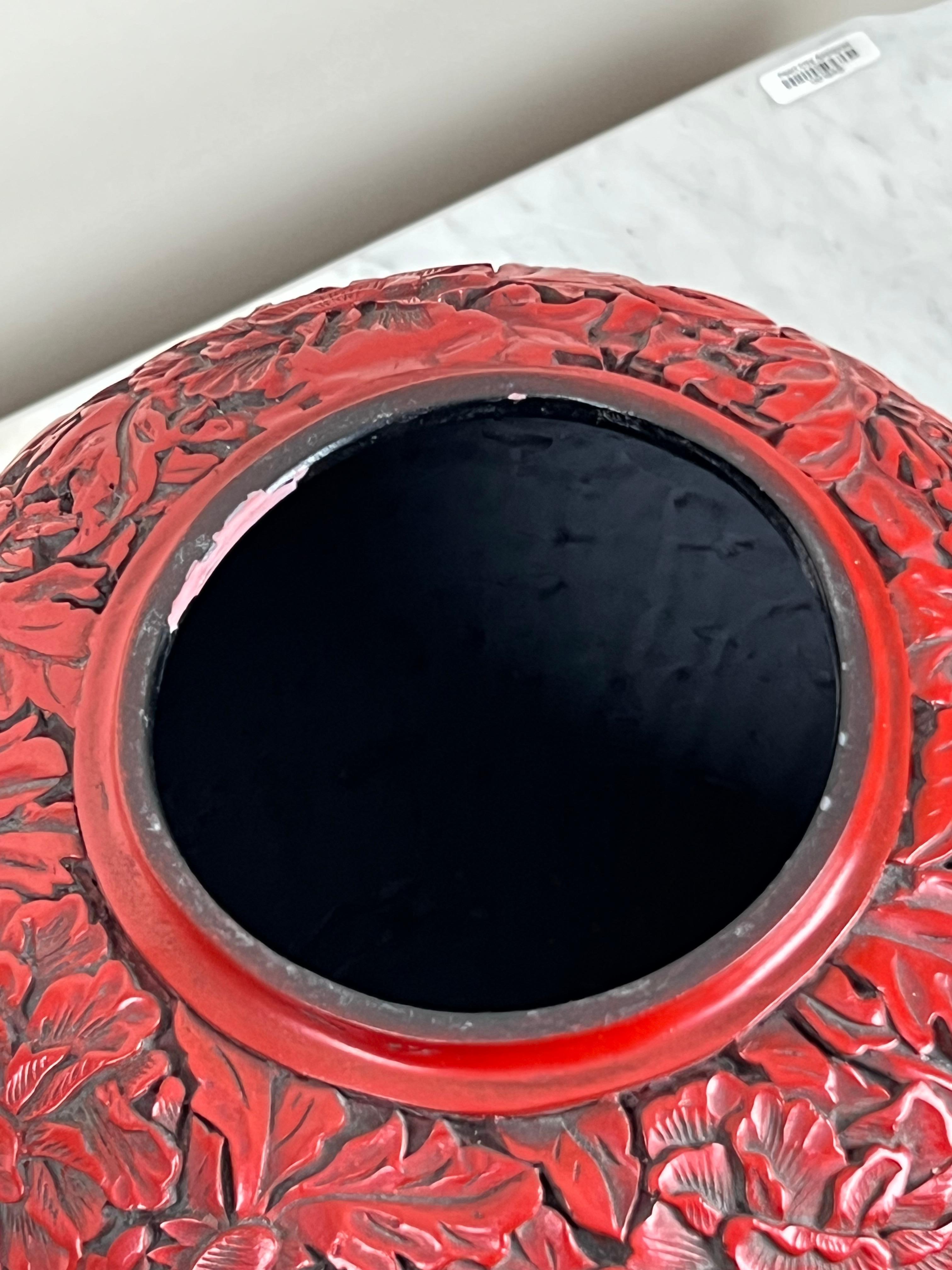 Laqué Ancienne jarre chinoise à couvercle laqué en cinabre, sculptée à la main, probablement Qianlong en vente