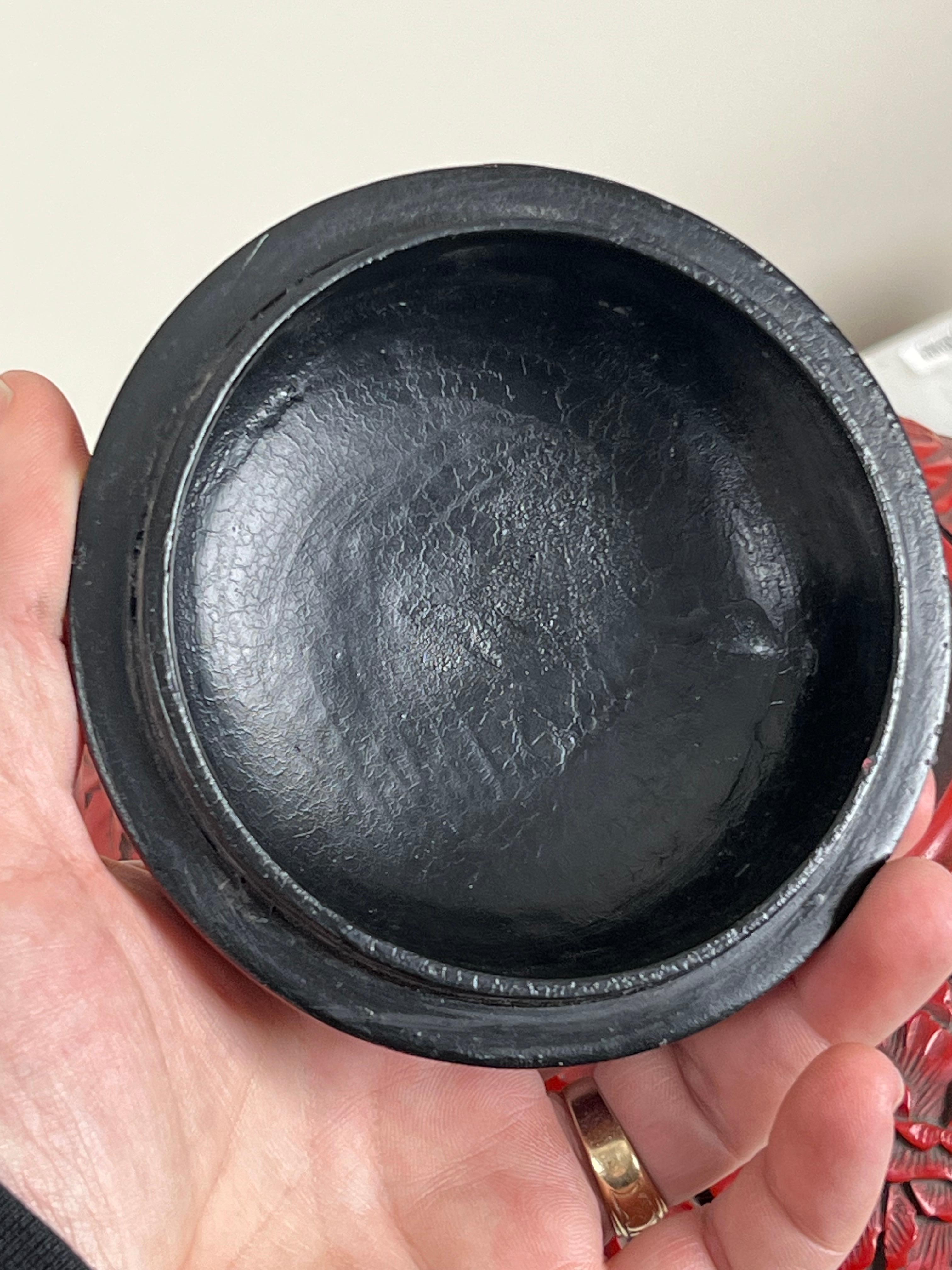 Ancienne jarre chinoise à couvercle laqué en cinabre, sculptée à la main, probablement Qianlong Bon état - En vente à Westfield, MA