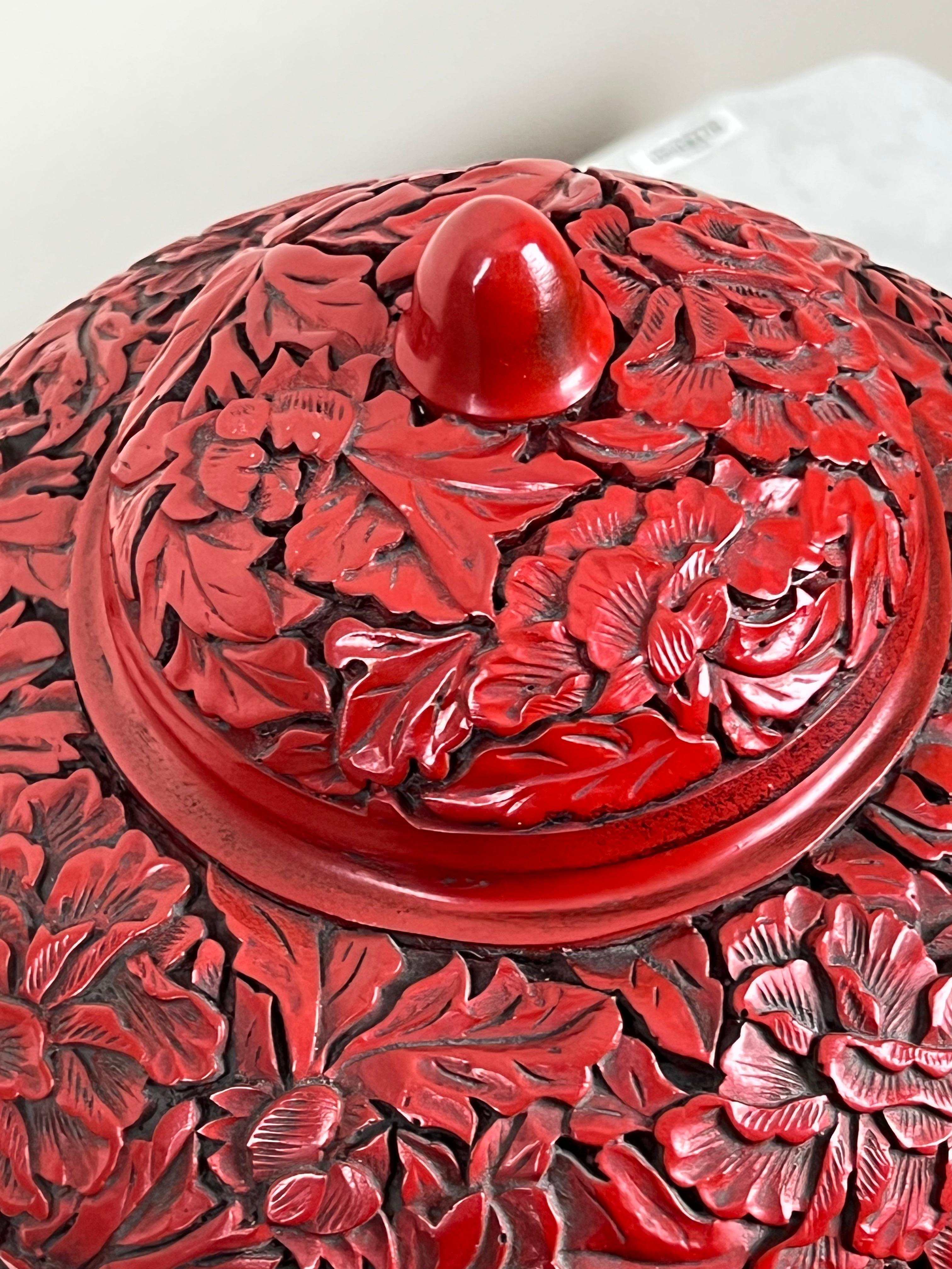 XVIIIe siècle Ancienne jarre chinoise à couvercle laqué en cinabre, sculptée à la main, probablement Qianlong en vente