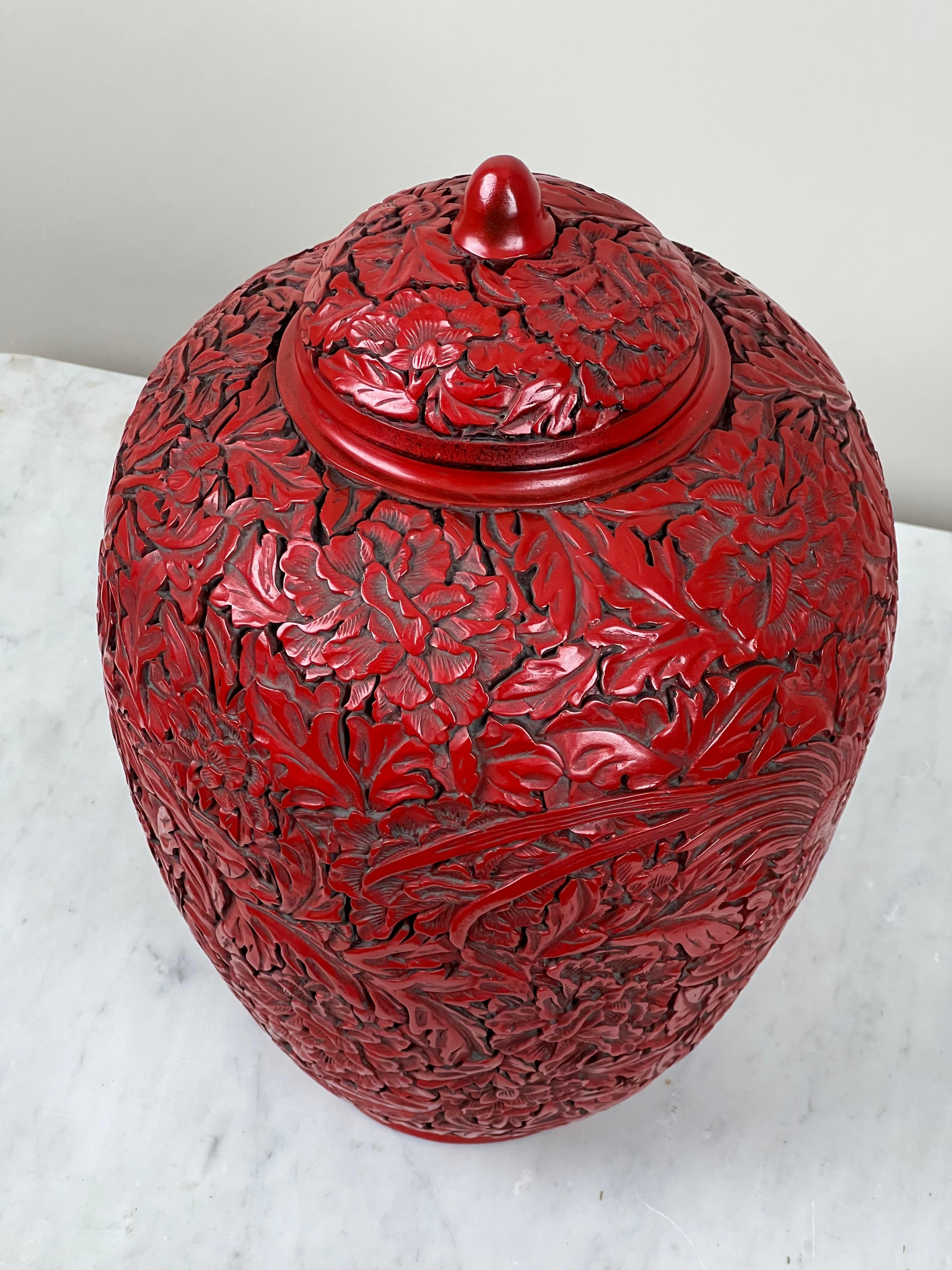 Laque Ancienne jarre chinoise à couvercle laqué en cinabre, sculptée à la main, probablement Qianlong en vente