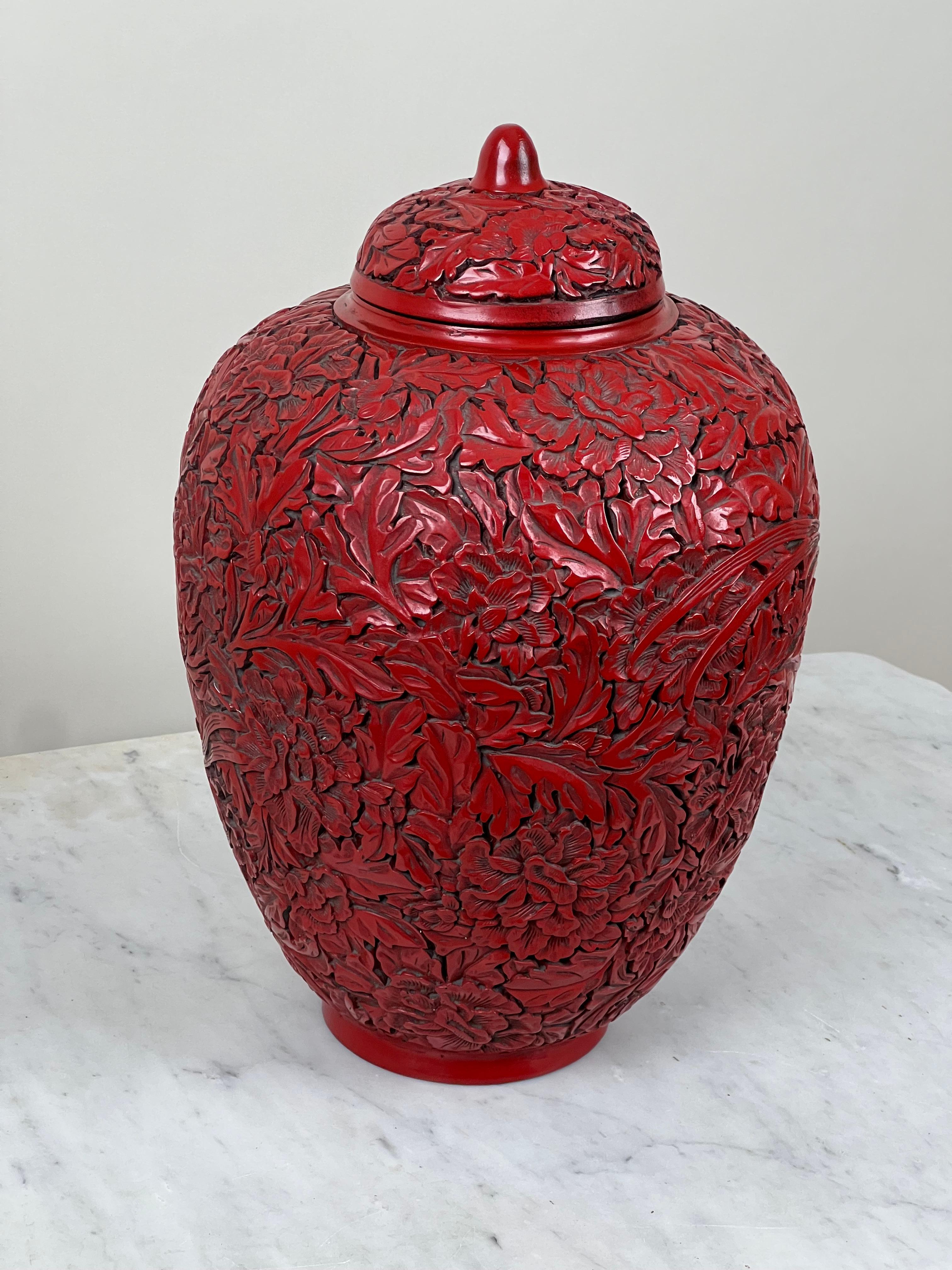 Ancienne jarre chinoise à couvercle laqué en cinabre, sculptée à la main, probablement Qianlong en vente 1