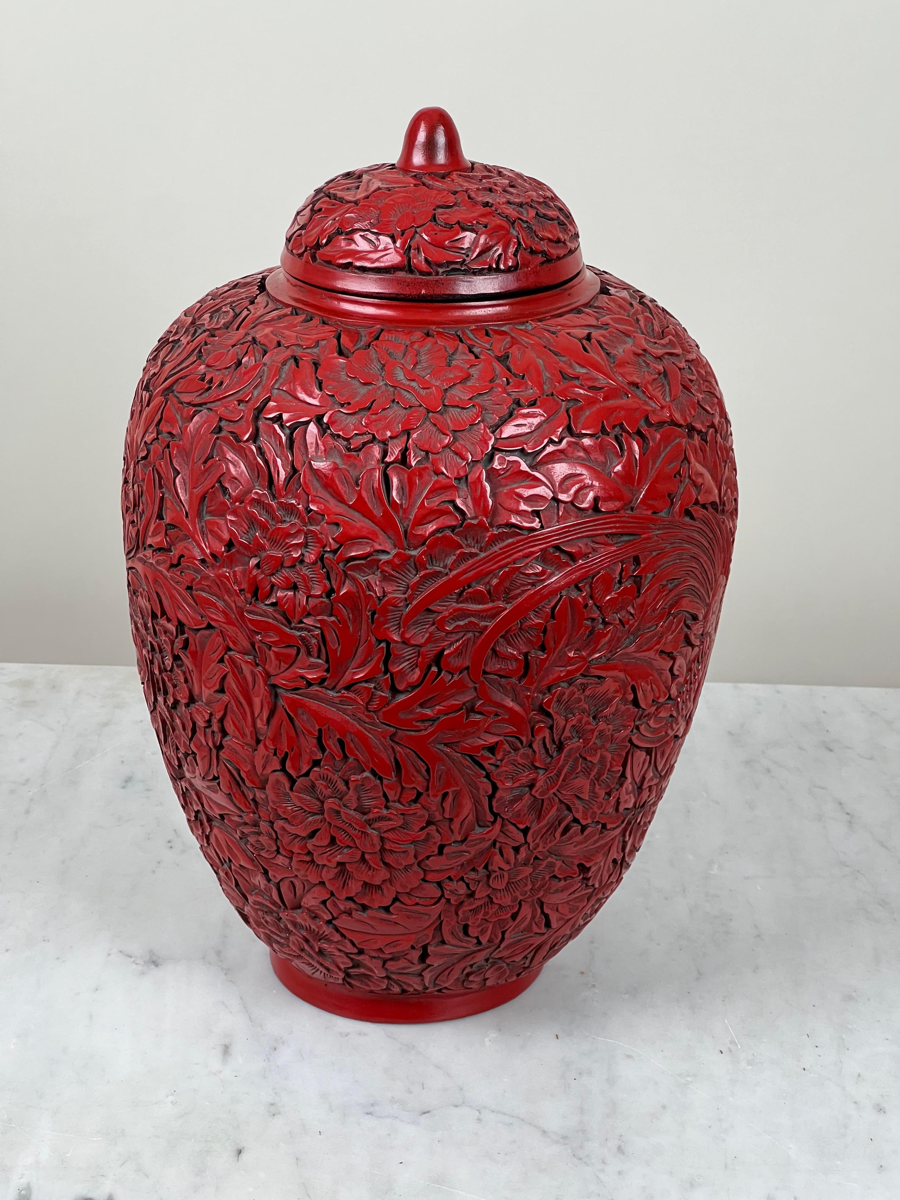 Ancienne jarre chinoise à couvercle laqué en cinabre, sculptée à la main, probablement Qianlong en vente 2