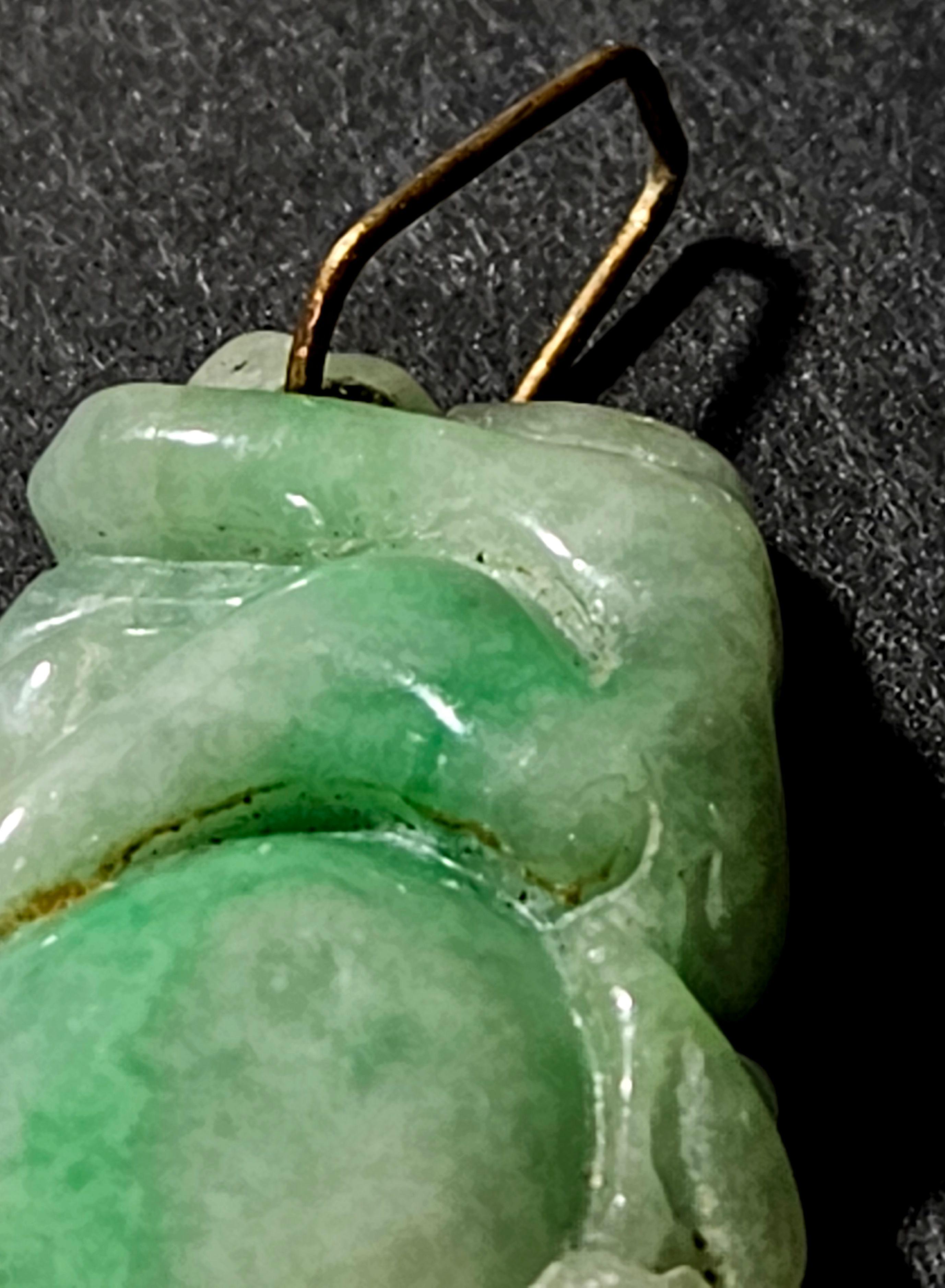 Antiguo Colgante Chino Tallado a Mano de Jadeíta Natural de Myanmar 