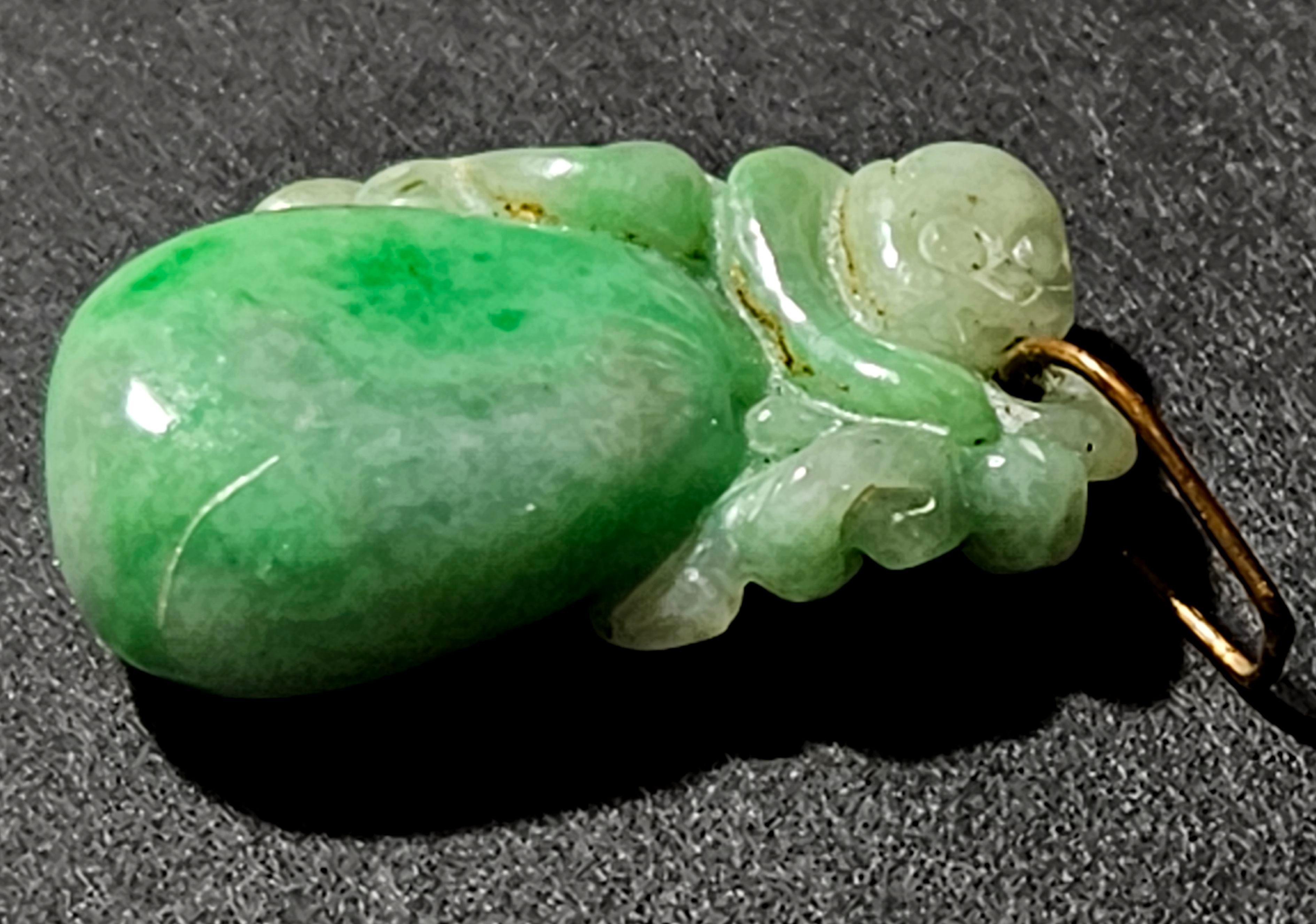 Antiguo Colgante Chino Tallado a Mano de Jadeíta Natural de Myanmar 