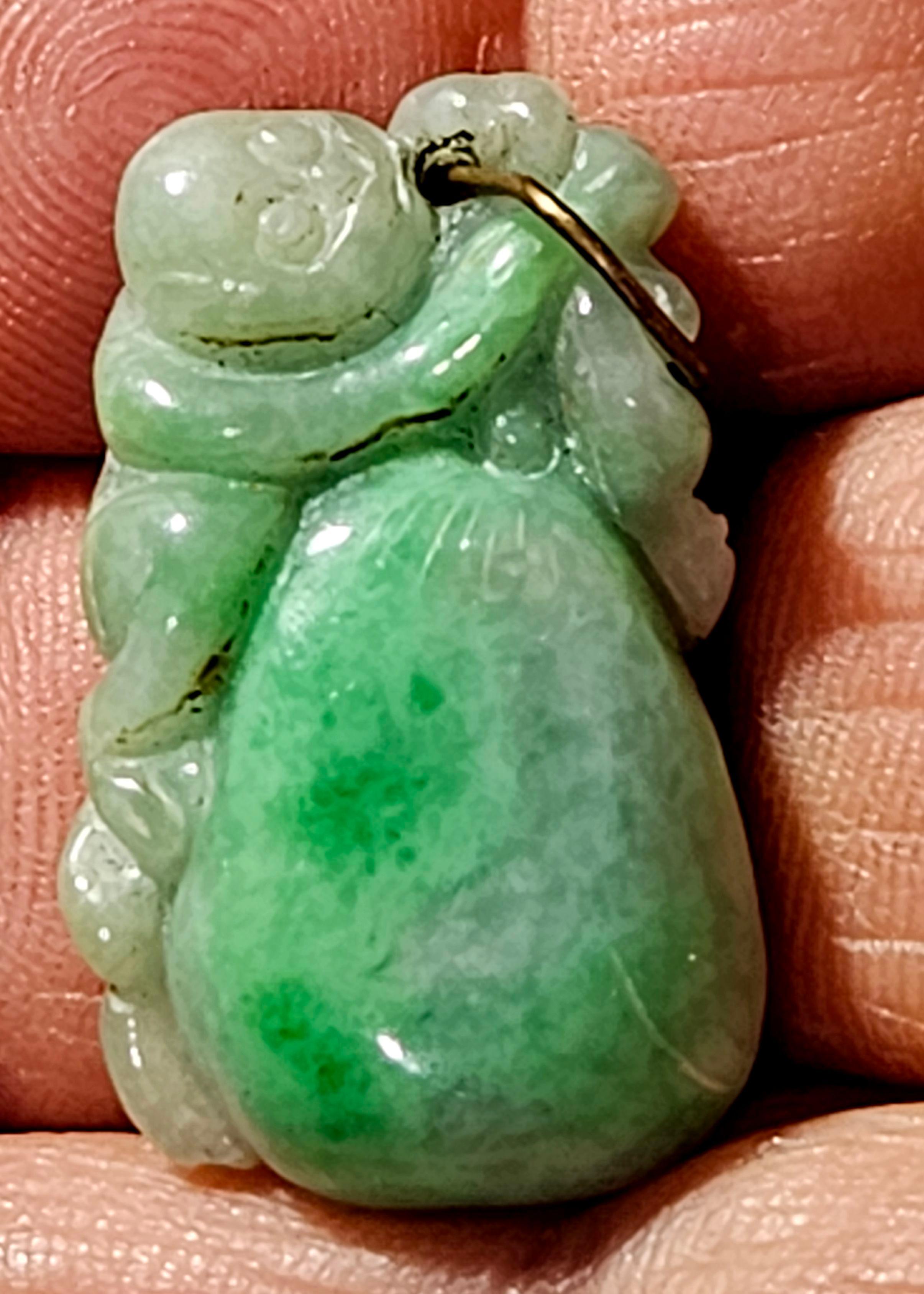 Antiguo Colgante Chino Tallado a Mano de Jadeíta Natural de Myanmar 