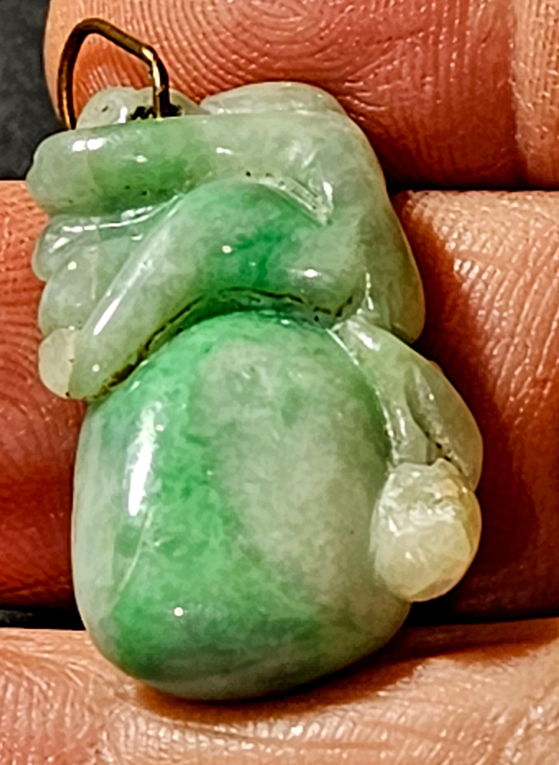 Antiguo Colgante Chino Tallado a Mano de Jadeíta Natural de Myanmar 