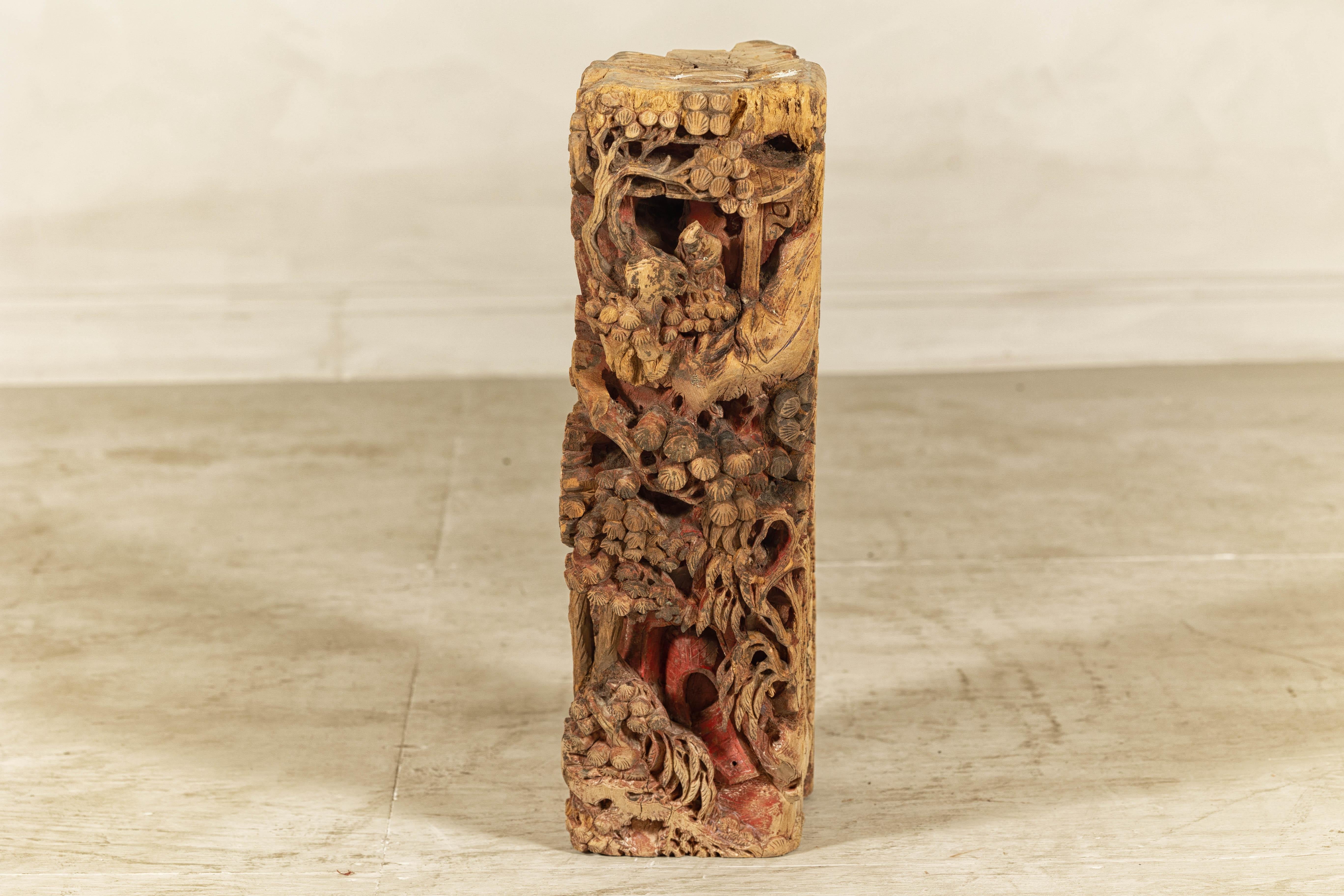 Antigua Ménsula de Templo de Madera de la Dinastía Qing con Policromía Roja y Pagodas Talladas siglo XIX en venta