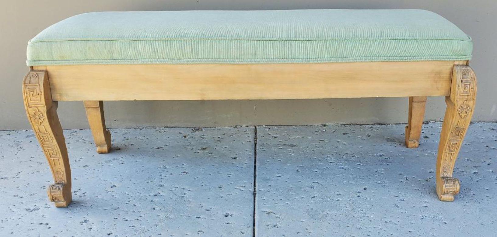 Ancien banc long chinois en bois tapissé et sculpté à la main en vente 4