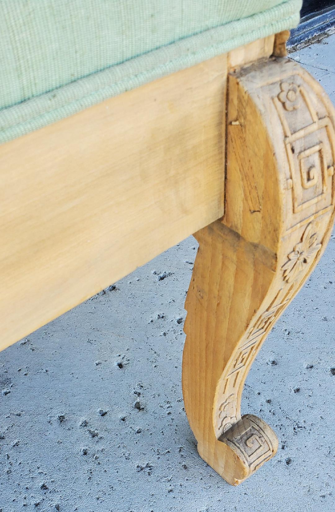 Ancien banc long chinois en bois tapissé et sculpté à la main en vente 5