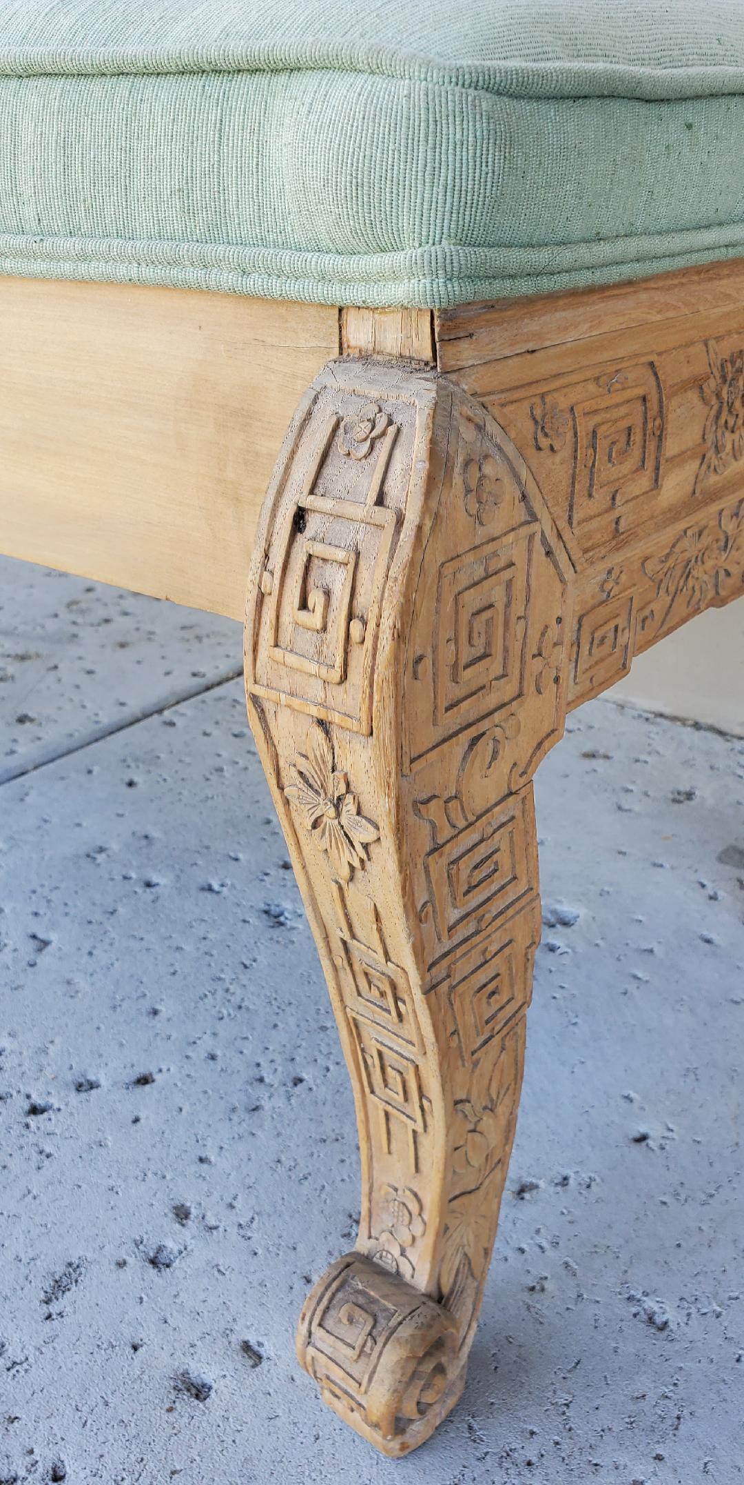 Ancien banc long chinois en bois tapissé et sculpté à la main en vente 6