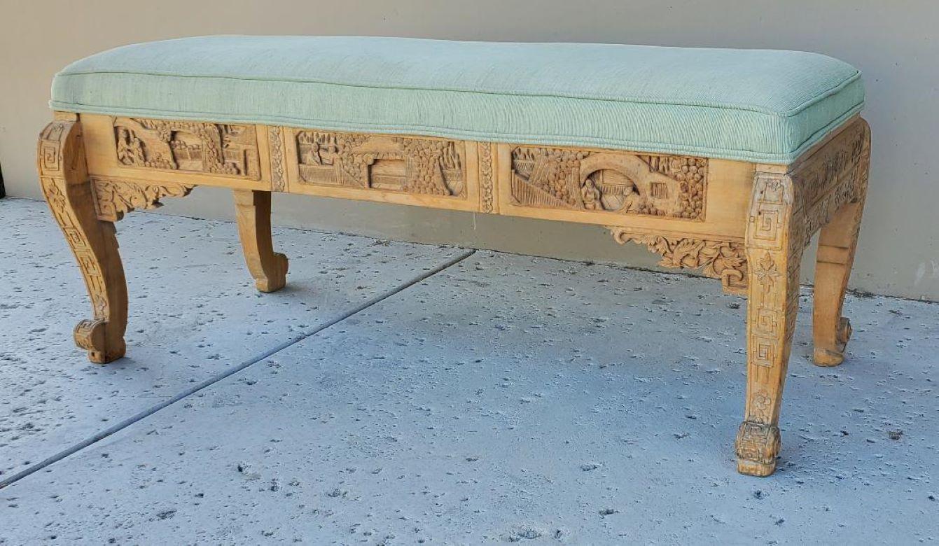 Ancien banc long chinois en bois tapissé et sculpté à la main en vente 7
