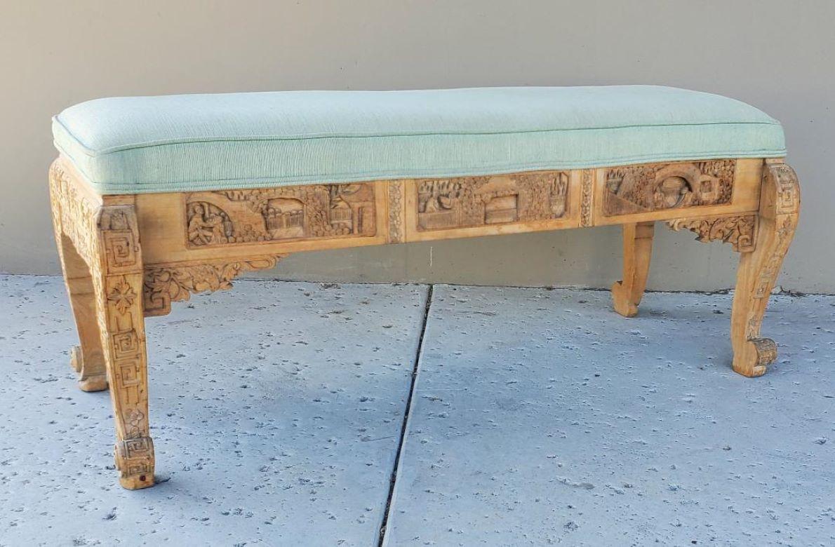 Ancien banc long chinois en bois tapissé et sculpté à la main en vente 8