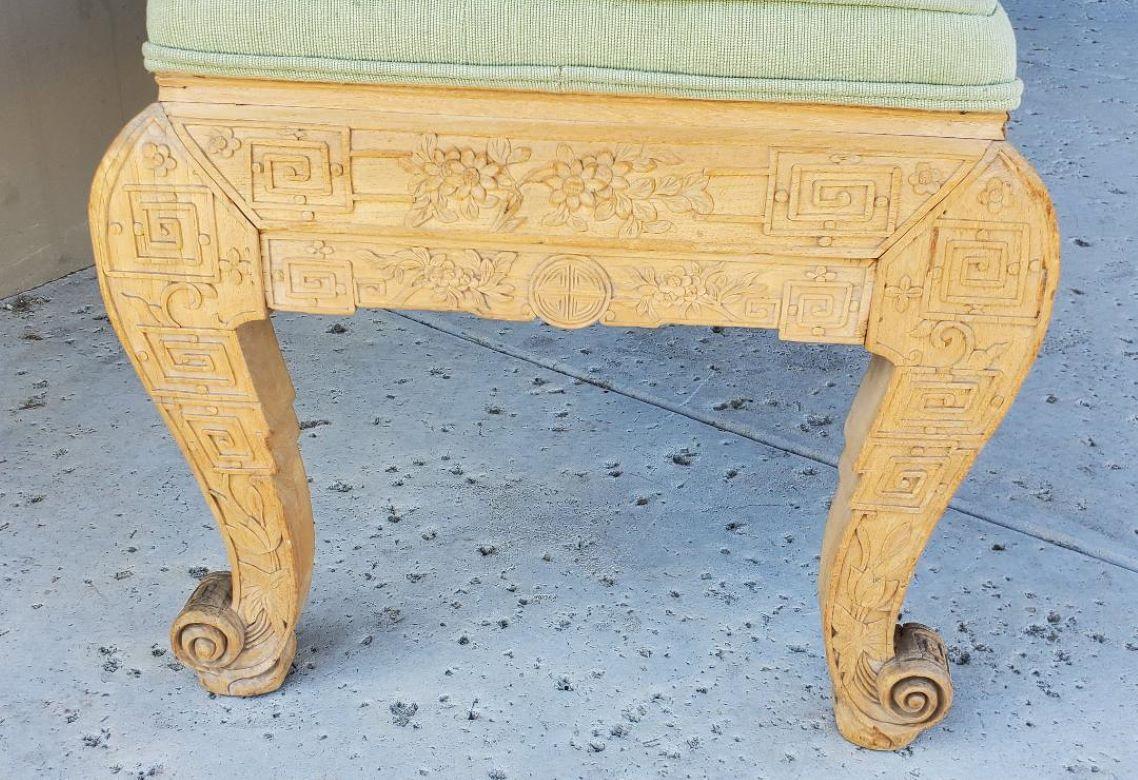 Ancien banc long chinois en bois tapissé et sculpté à la main en vente 9