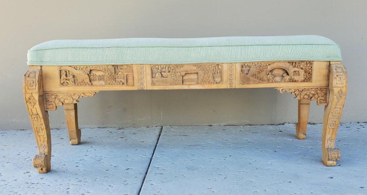 Ancien banc long chinois en bois tapissé et sculpté à la main en vente 10