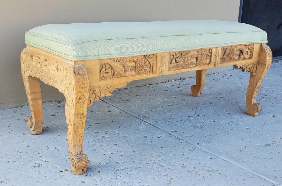 Ancien banc long chinois en bois tapissé et sculpté à la main en vente 12