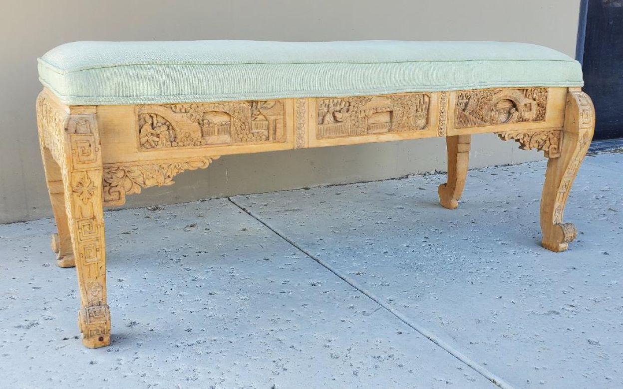 Ancienne banquette chinoise en bois, sculptée à la main et tapissée. 
Banc chinois en bois sculpté à la main avec siège rembourré original lorsque nous en avions besoin. 
Le banc comporte également plusieurs tenons en bois, voir les