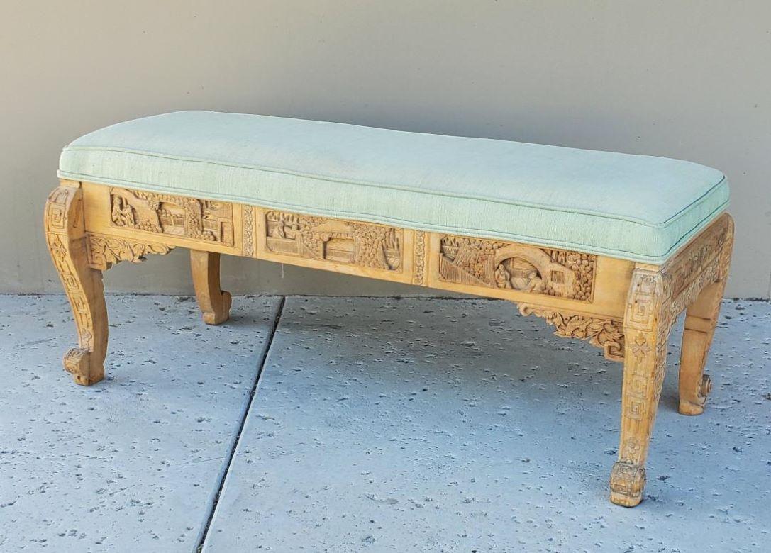 Mid-Century Modern Ancien banc long chinois en bois tapissé et sculpté à la main en vente
