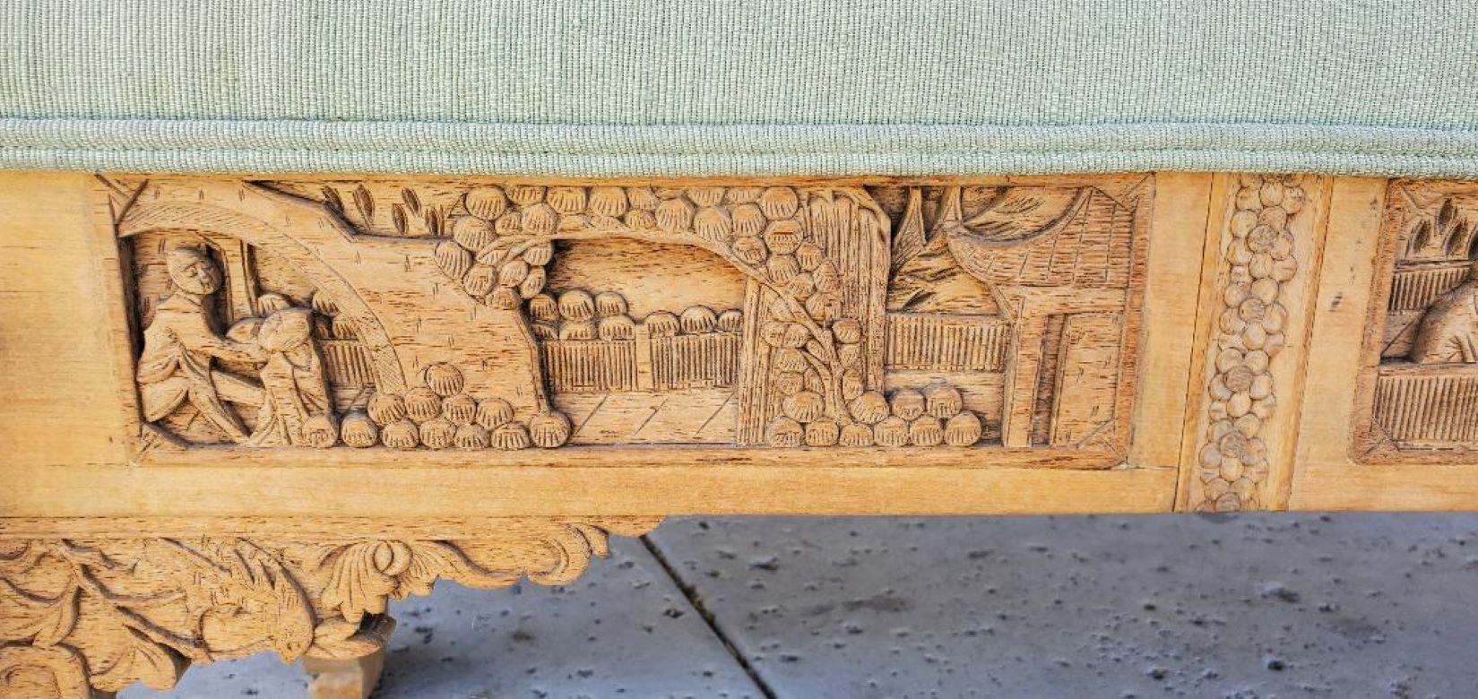 20ième siècle Ancien banc long chinois en bois tapissé et sculpté à la main en vente