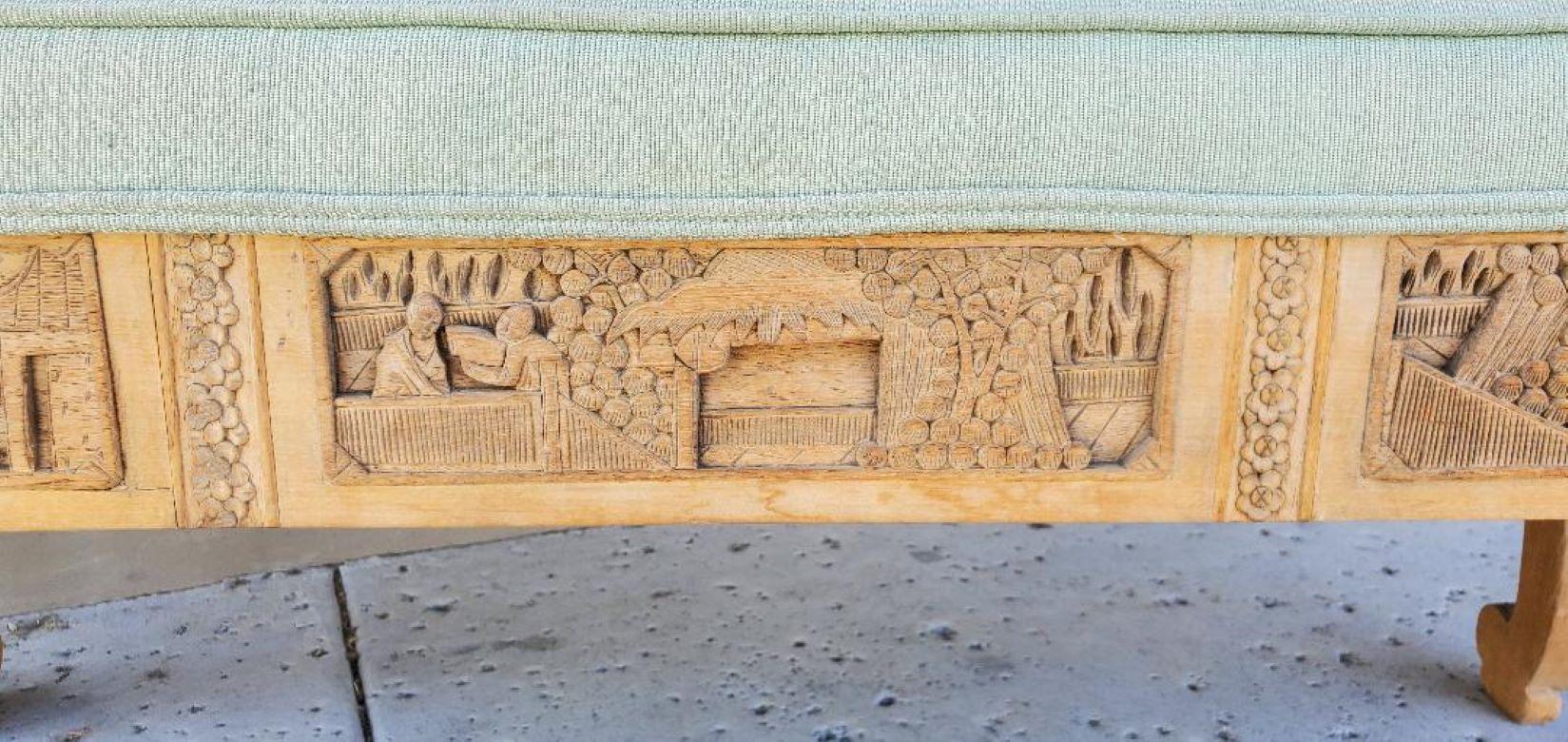 Tissu d'ameublement Ancien banc long chinois en bois tapissé et sculpté à la main en vente